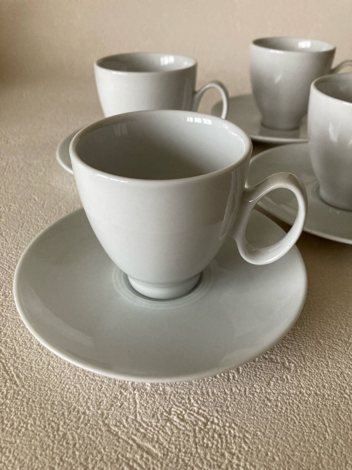 Tasses et Sous-tasses Guy Degrenne modèle Modulo blanc