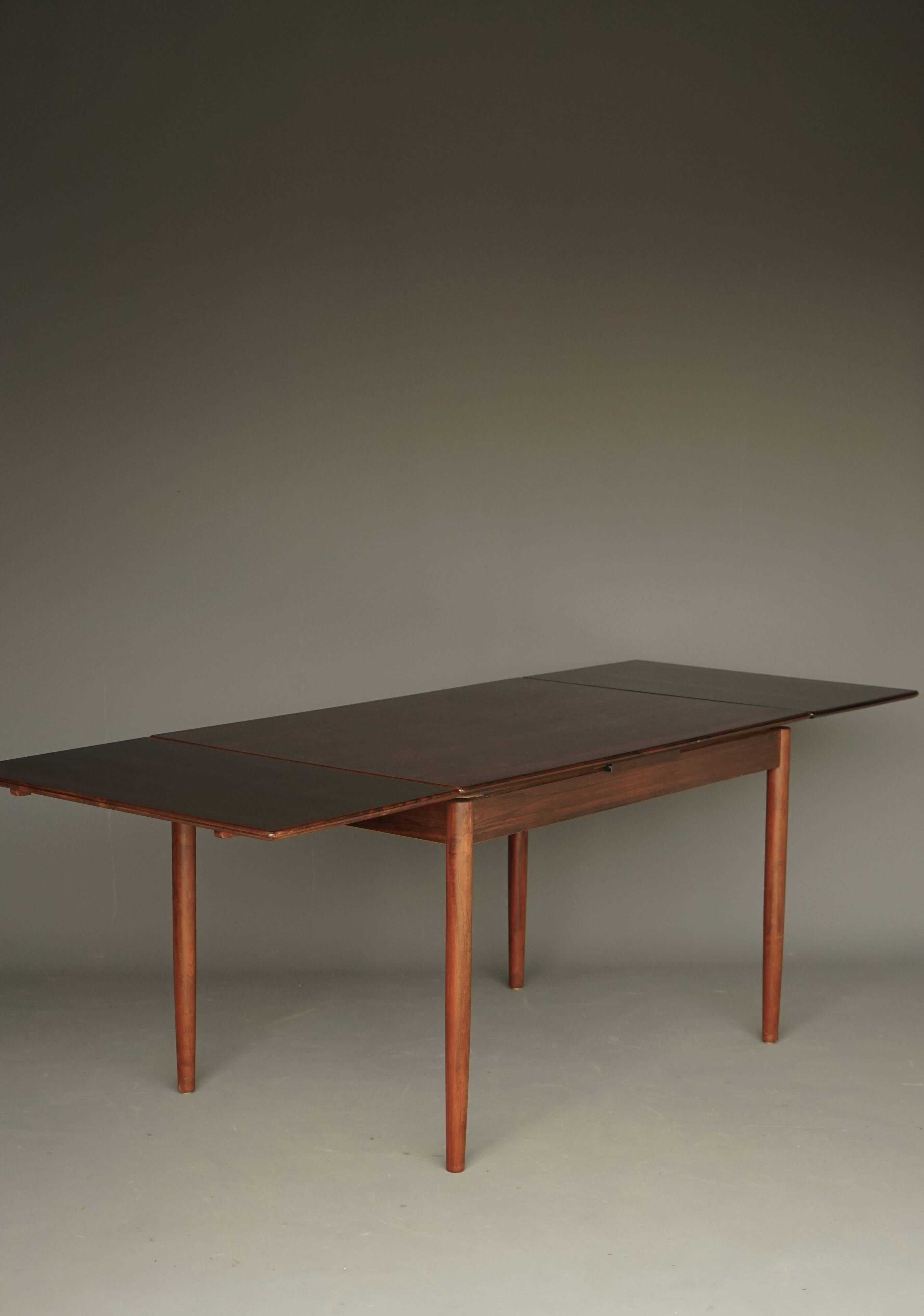 Scandinavian Rosewood extendable Dining Table. 1960s