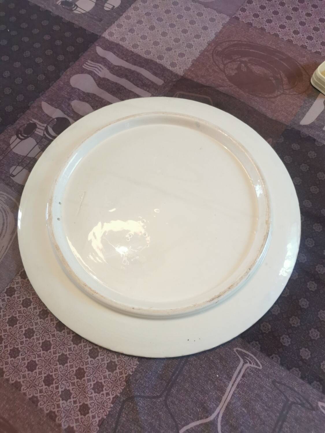 Decorative ceramic plate