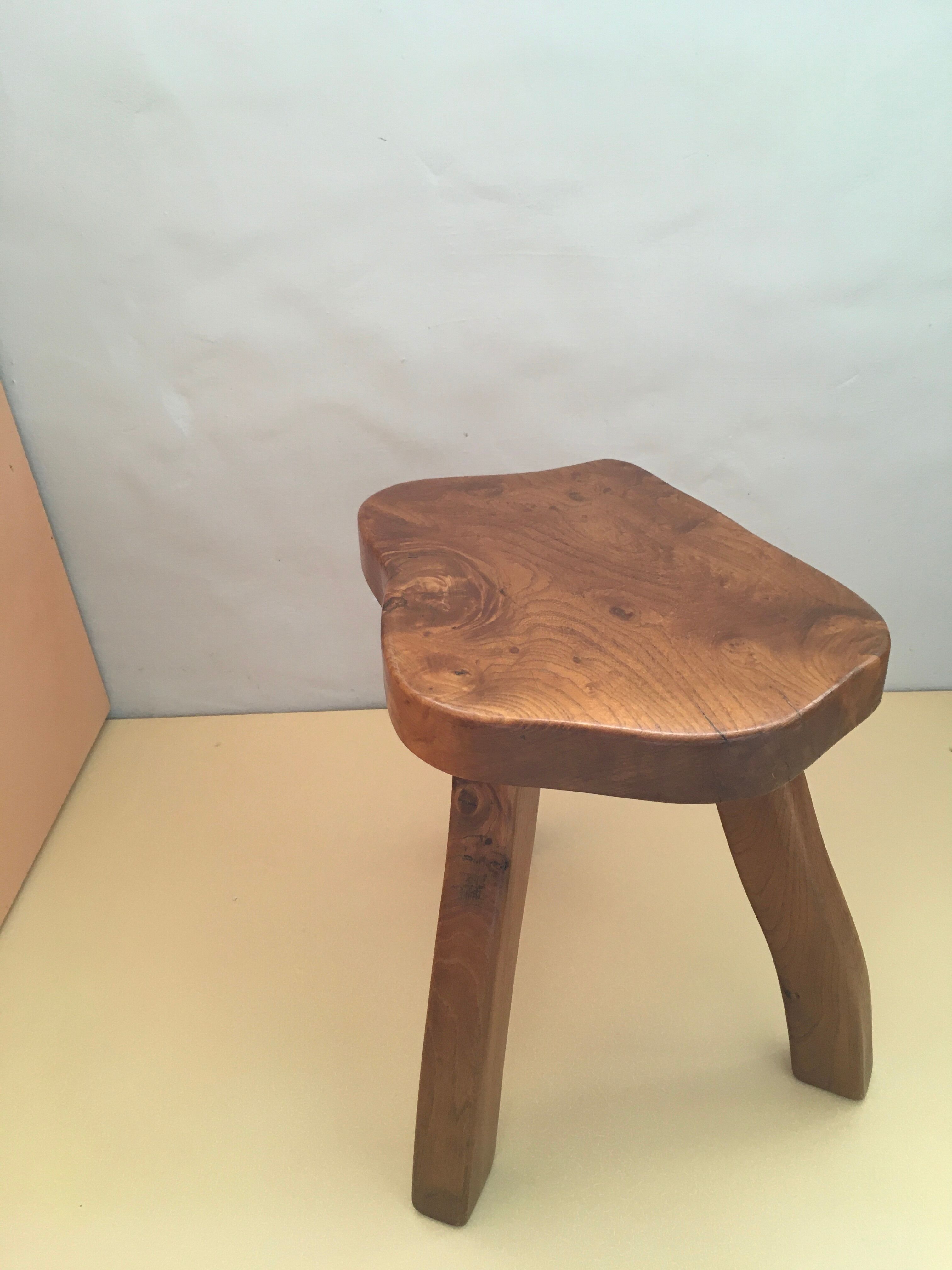 Tabouret tripode en orme