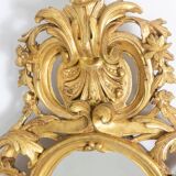 Miroir de style Régence en bois sculpté et doré. Années 1950.