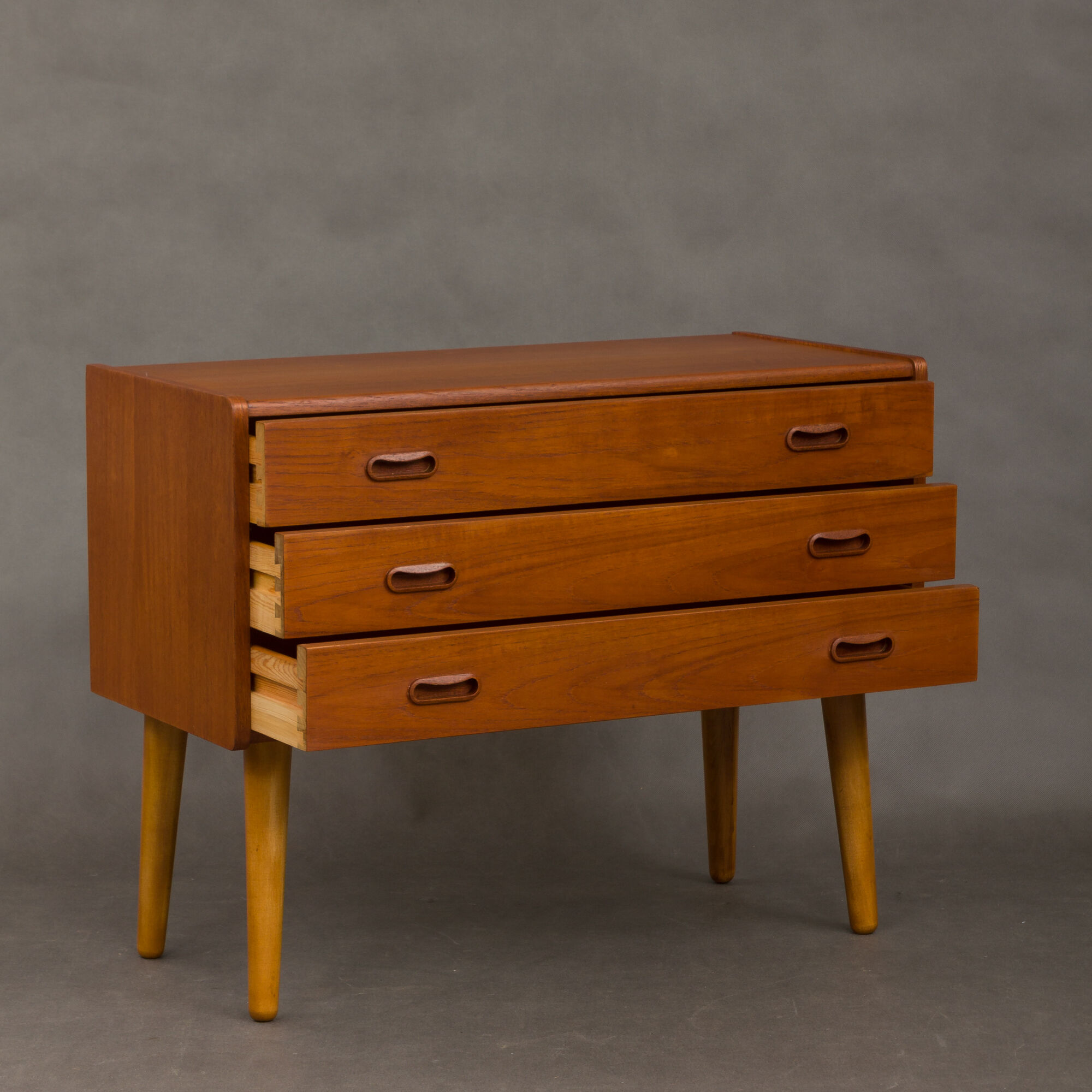 Dresser danish 3 drawers