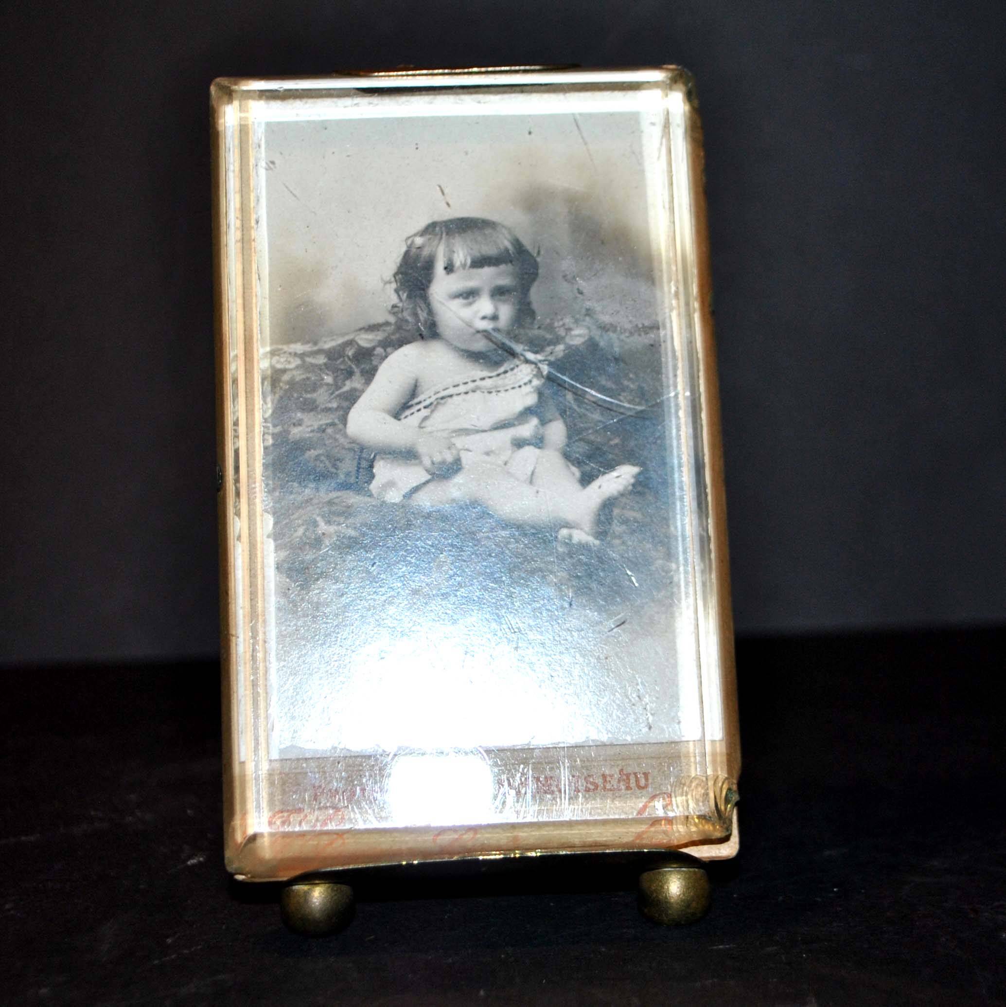 Cadre photo ancien en verre biseauté et monture laiton - pied boule 11 x 6.5