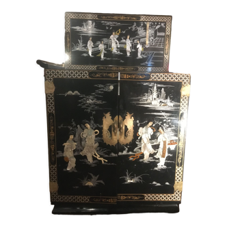 Meuble laque asiatique avec motif en relief nacre