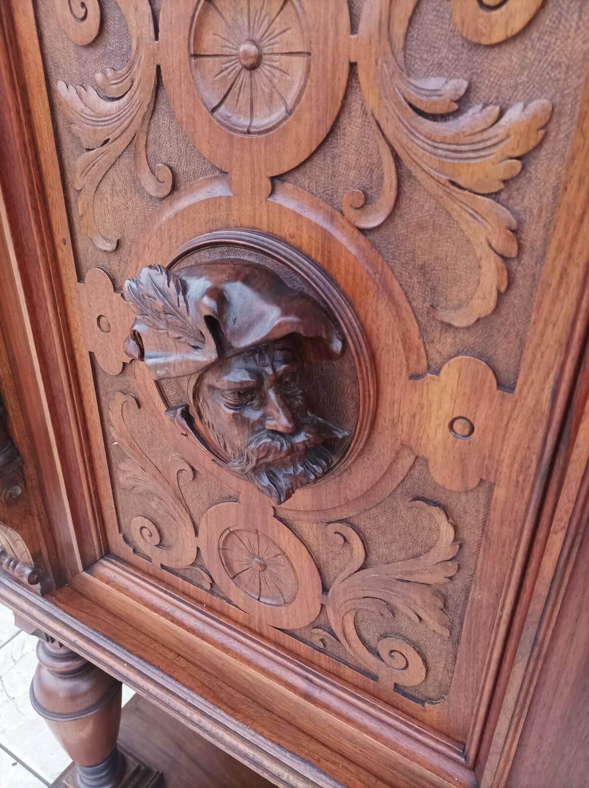 Meuble crédence Renaissance en noyer 19ème