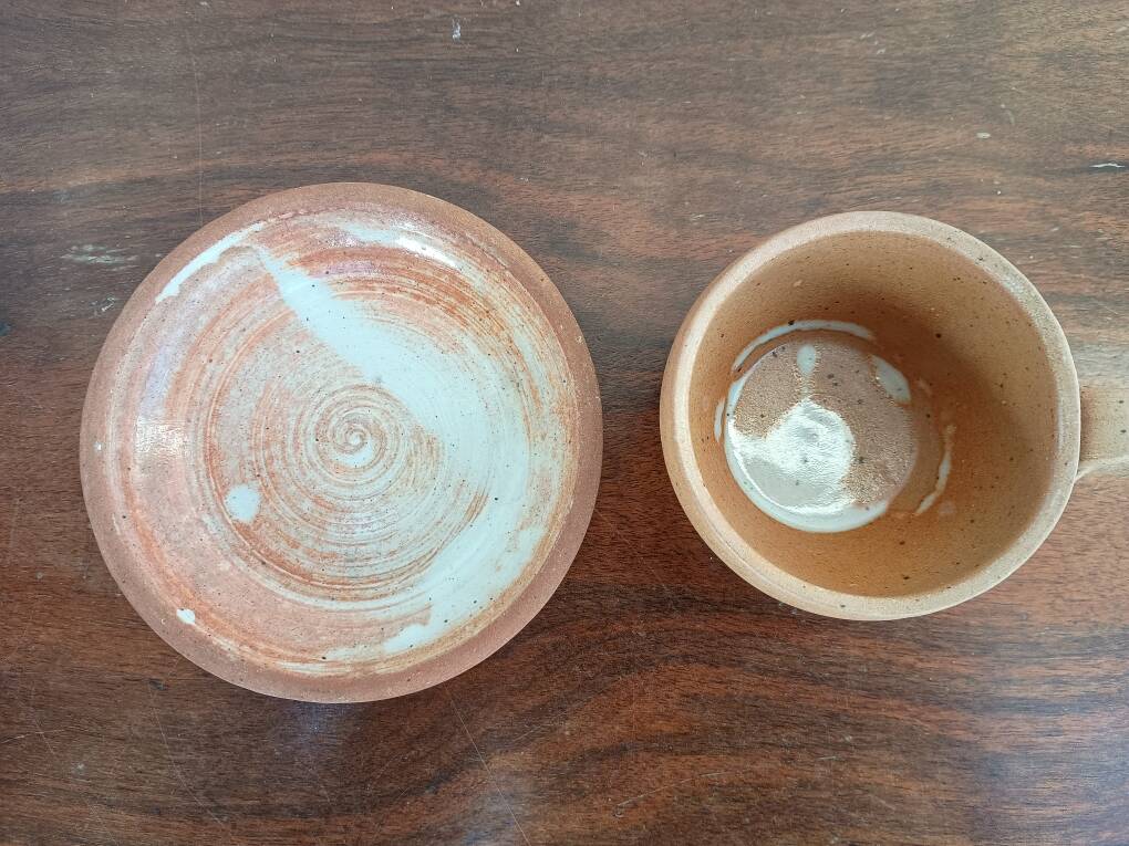 Service with 6 cups and saucers in stoneware.