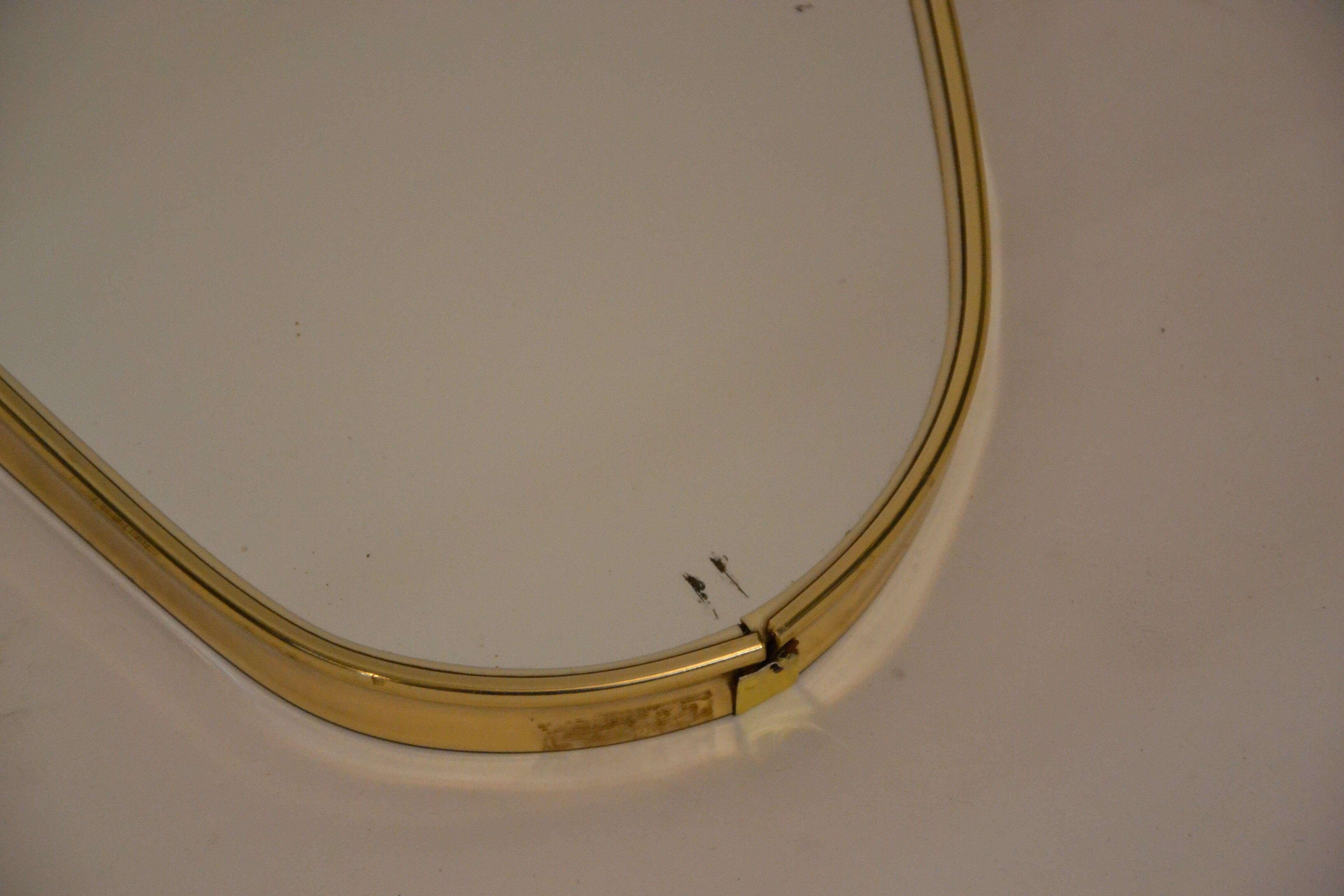 Free 60s shape mirror 40 x 26 cm