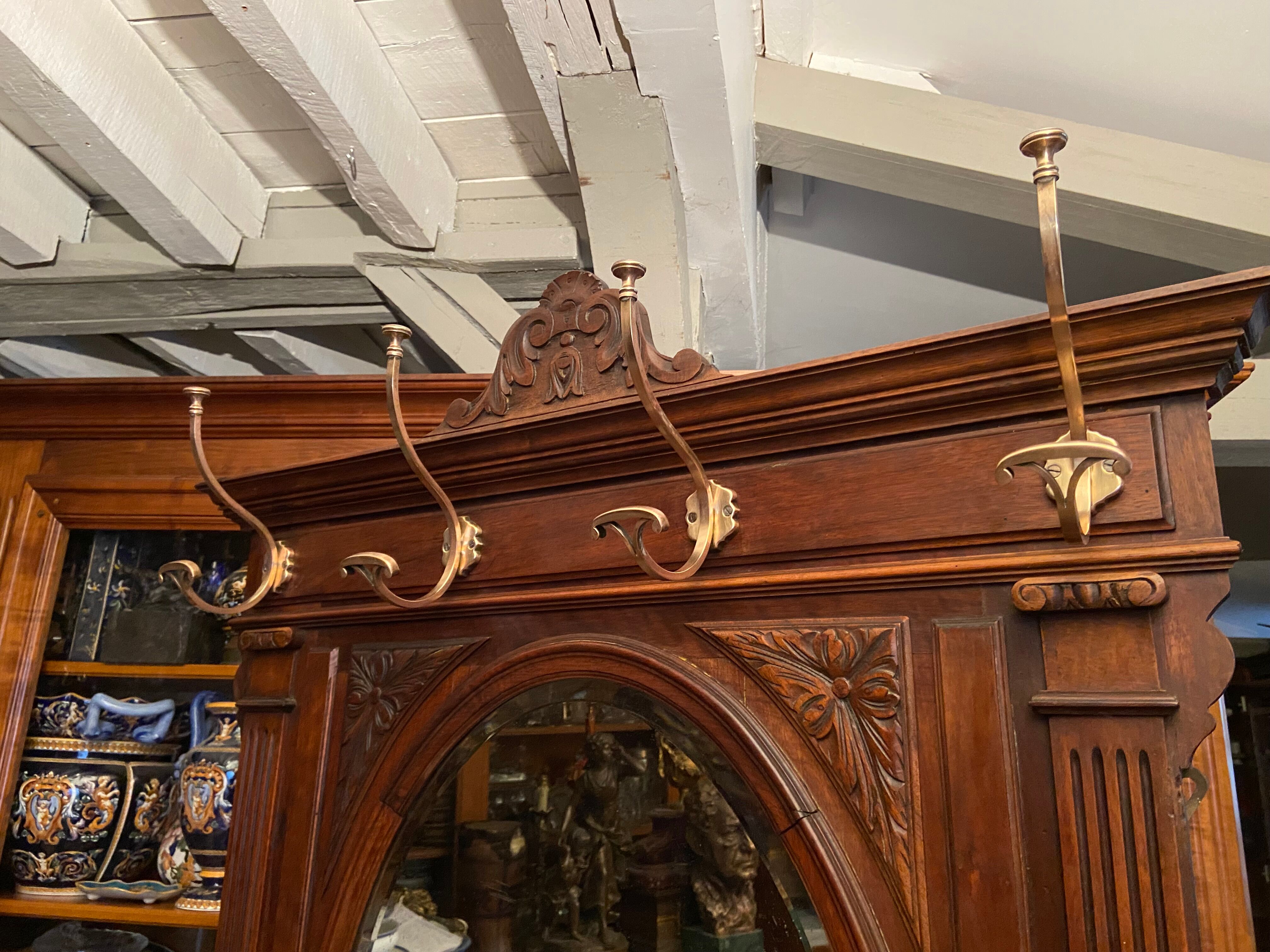 Porte-manteau de vestibule en noyer massif avec miroir ovale et patères en bronze