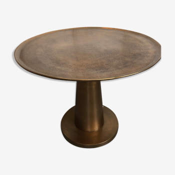 Table ronde de couleur or en métal