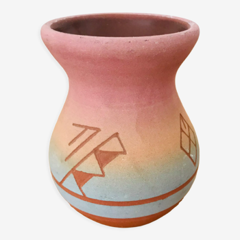 Vase artisanal en terre cuite amérindien sioux dégradé rose bleu