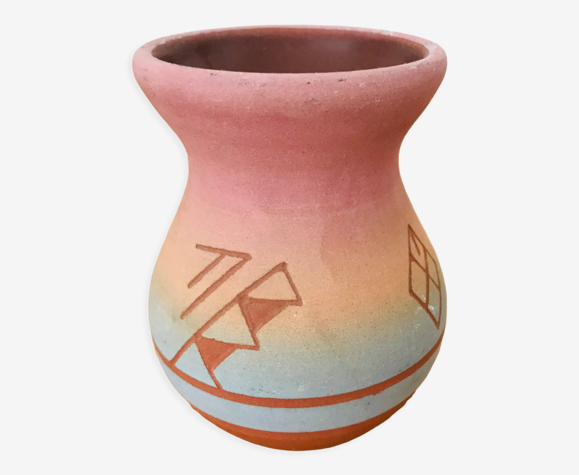 Vase artisanal en terre cuite amérindien sioux dégradé rose bleu