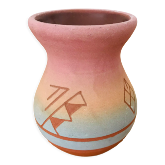 Vase artisanal en terre cuite amérindien sioux dégradé rose bleu