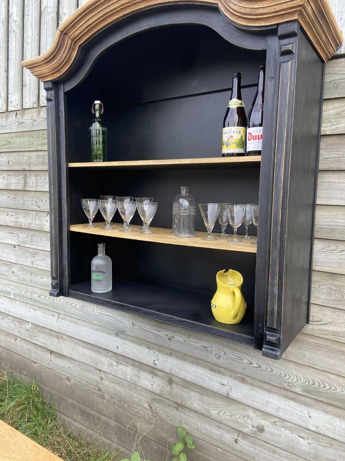 Wall-mounted shelf unit