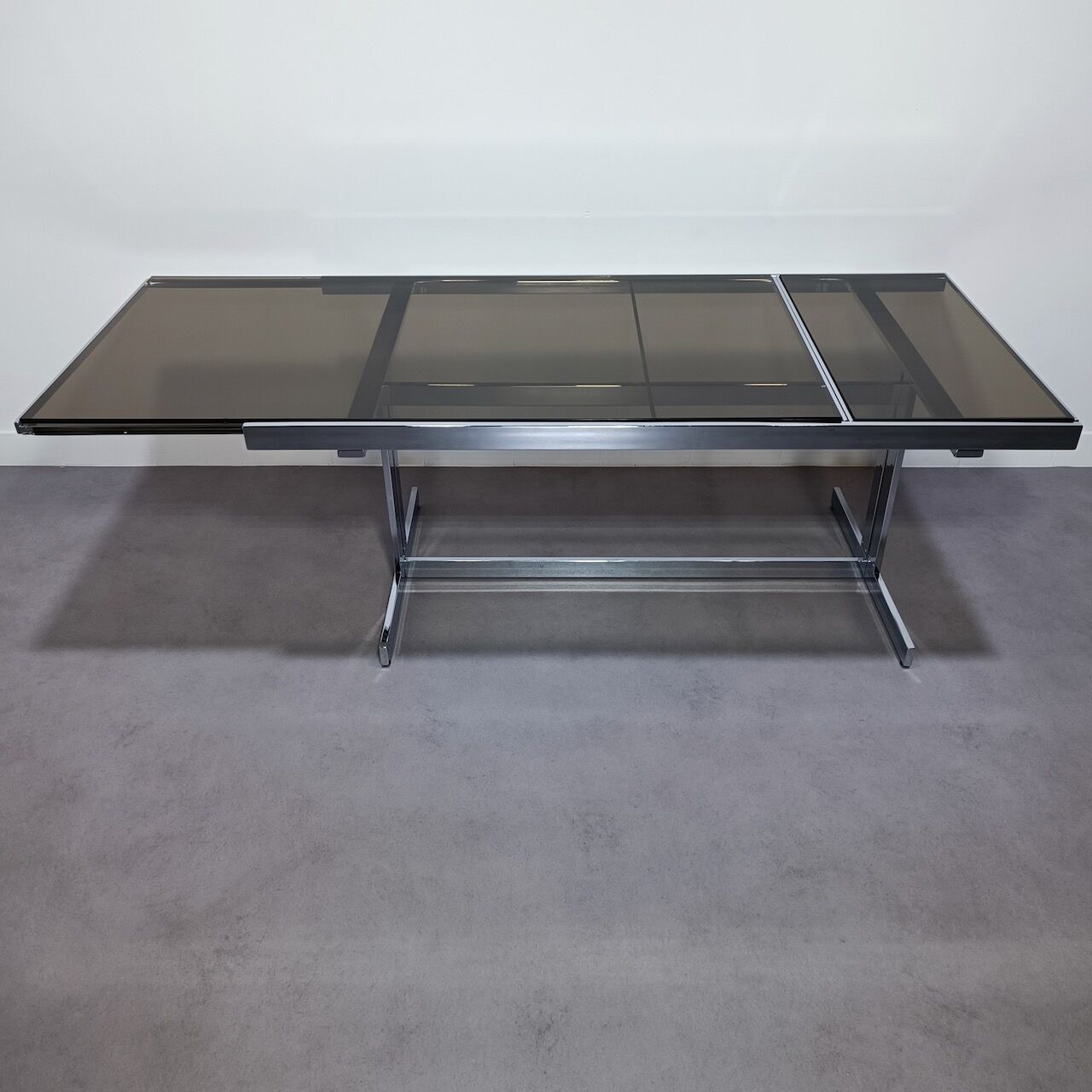 Extendable chrome dining table