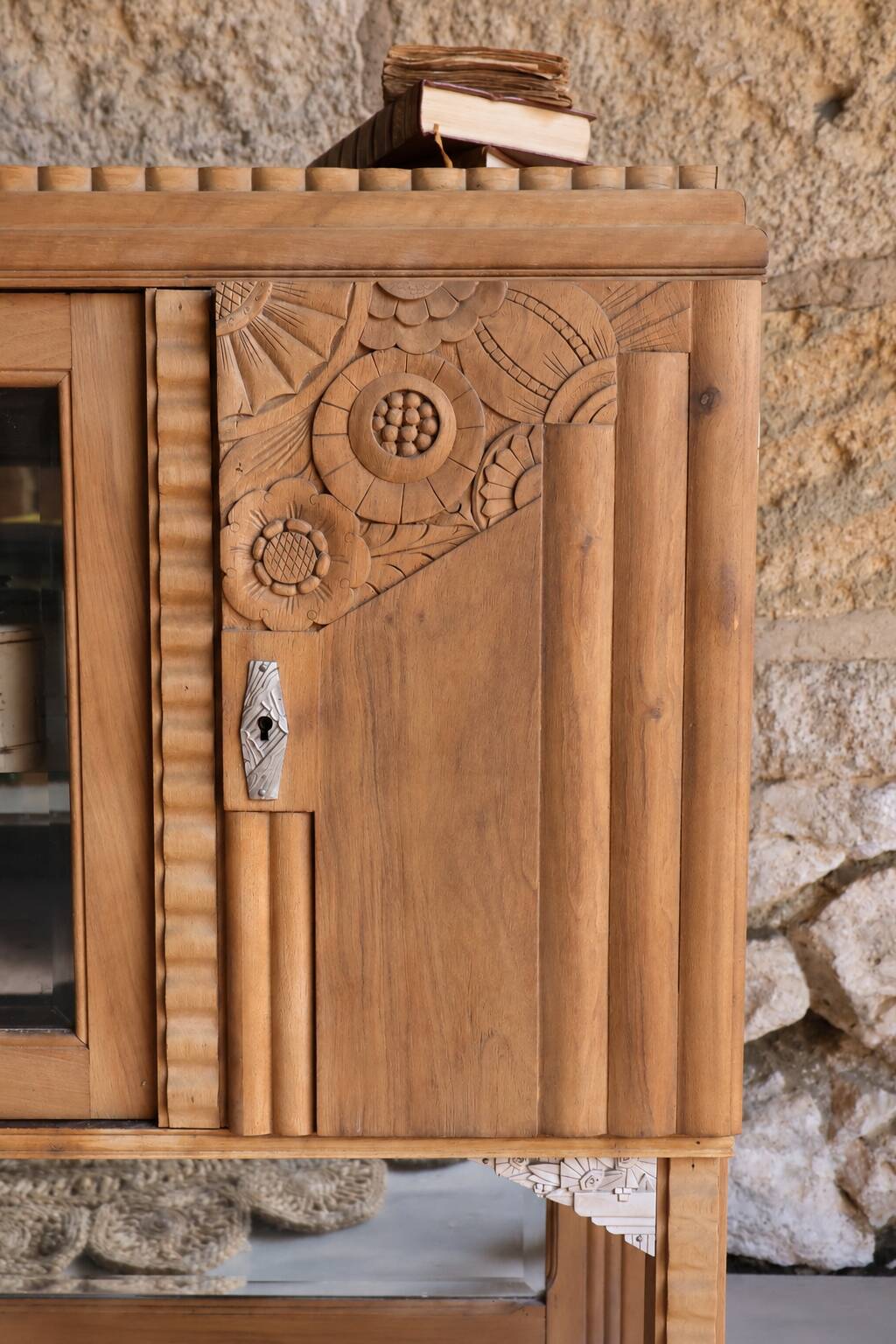 Art Deco display cabinet in walnut • Sculpted decorations • Brass