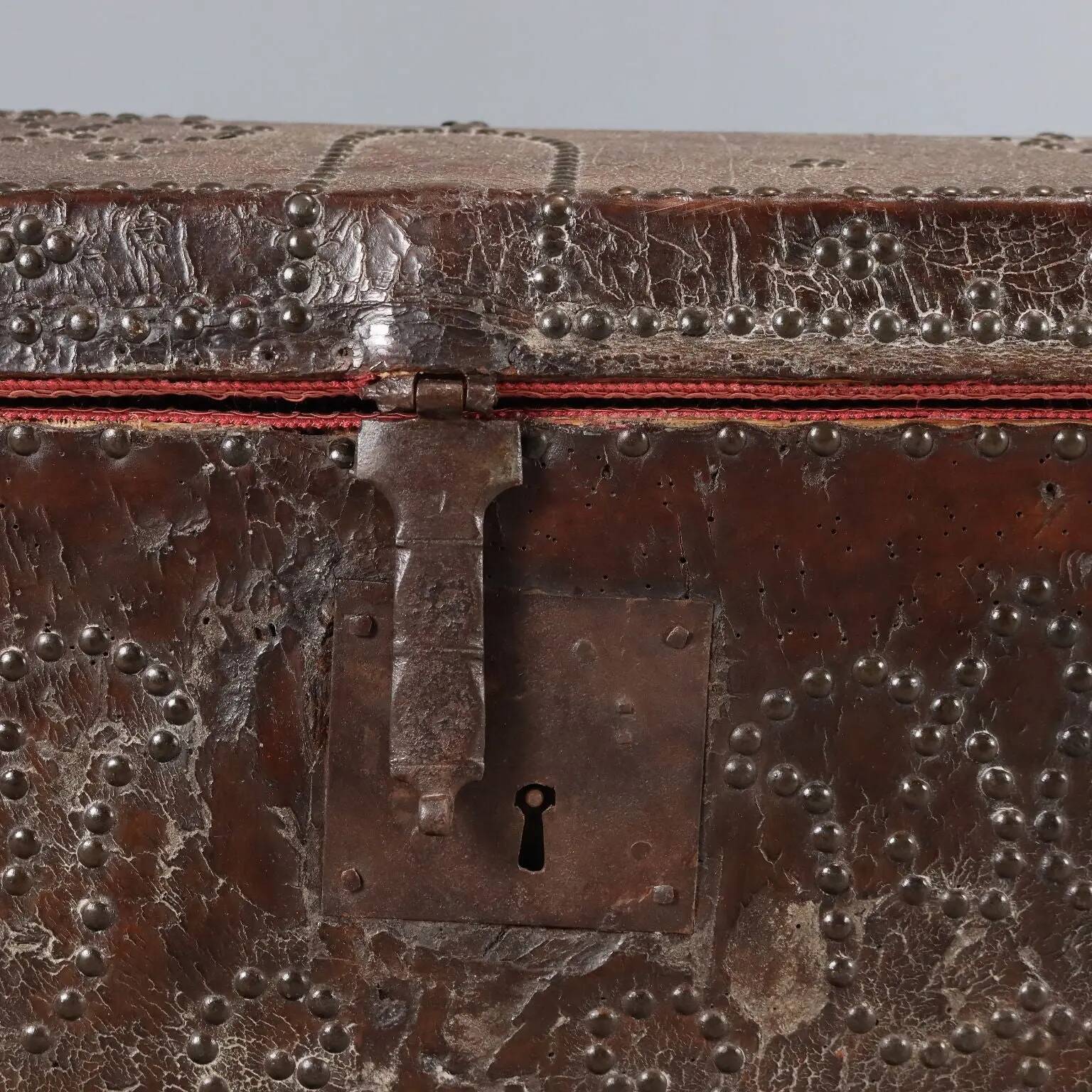 Malle ancienne en cuir avec clous, Espagne, XVIIIe siècle