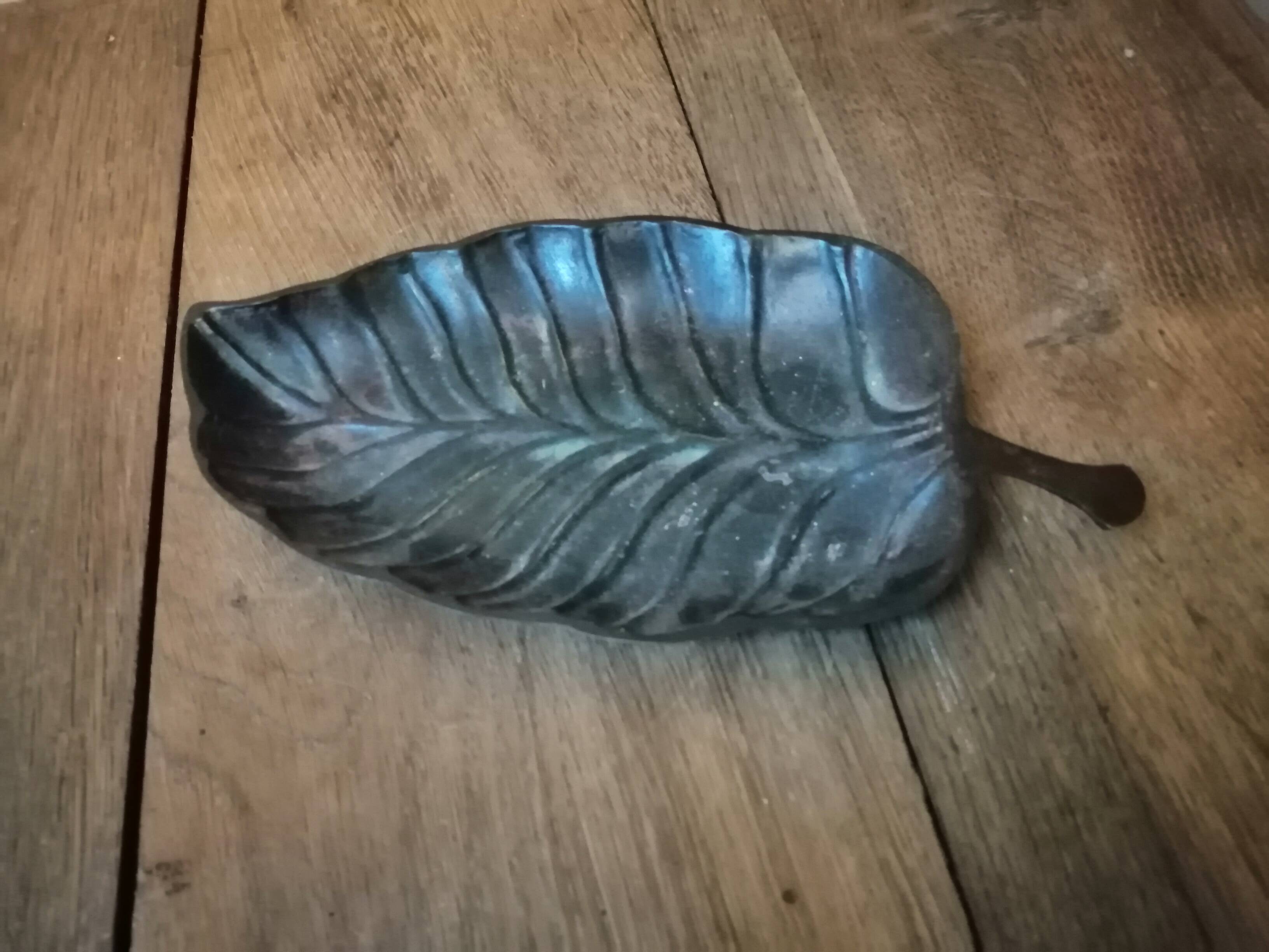 Bronze travel pocket, leaf-shaped