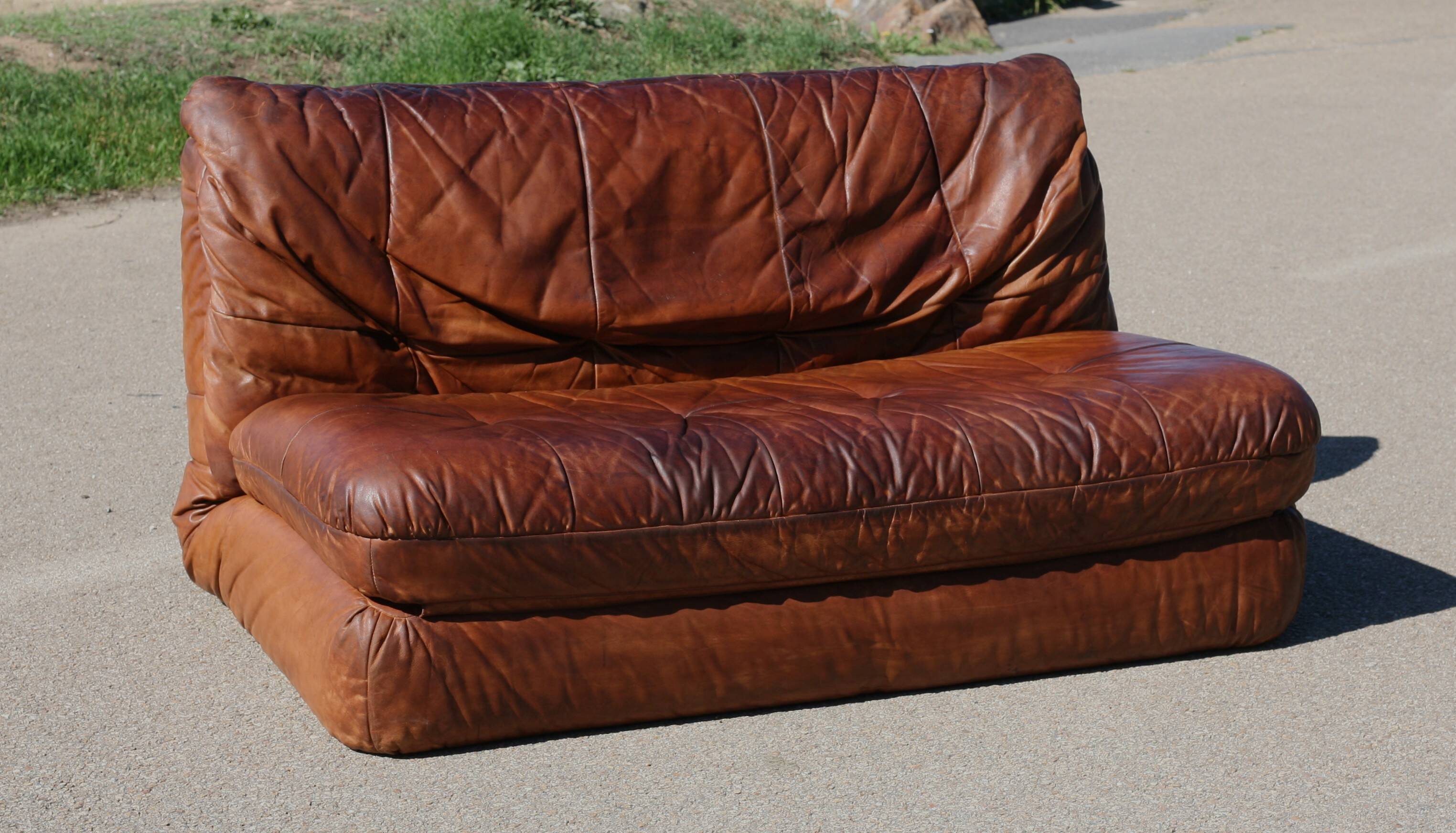 Canapé cuir vintage années 70 convertible