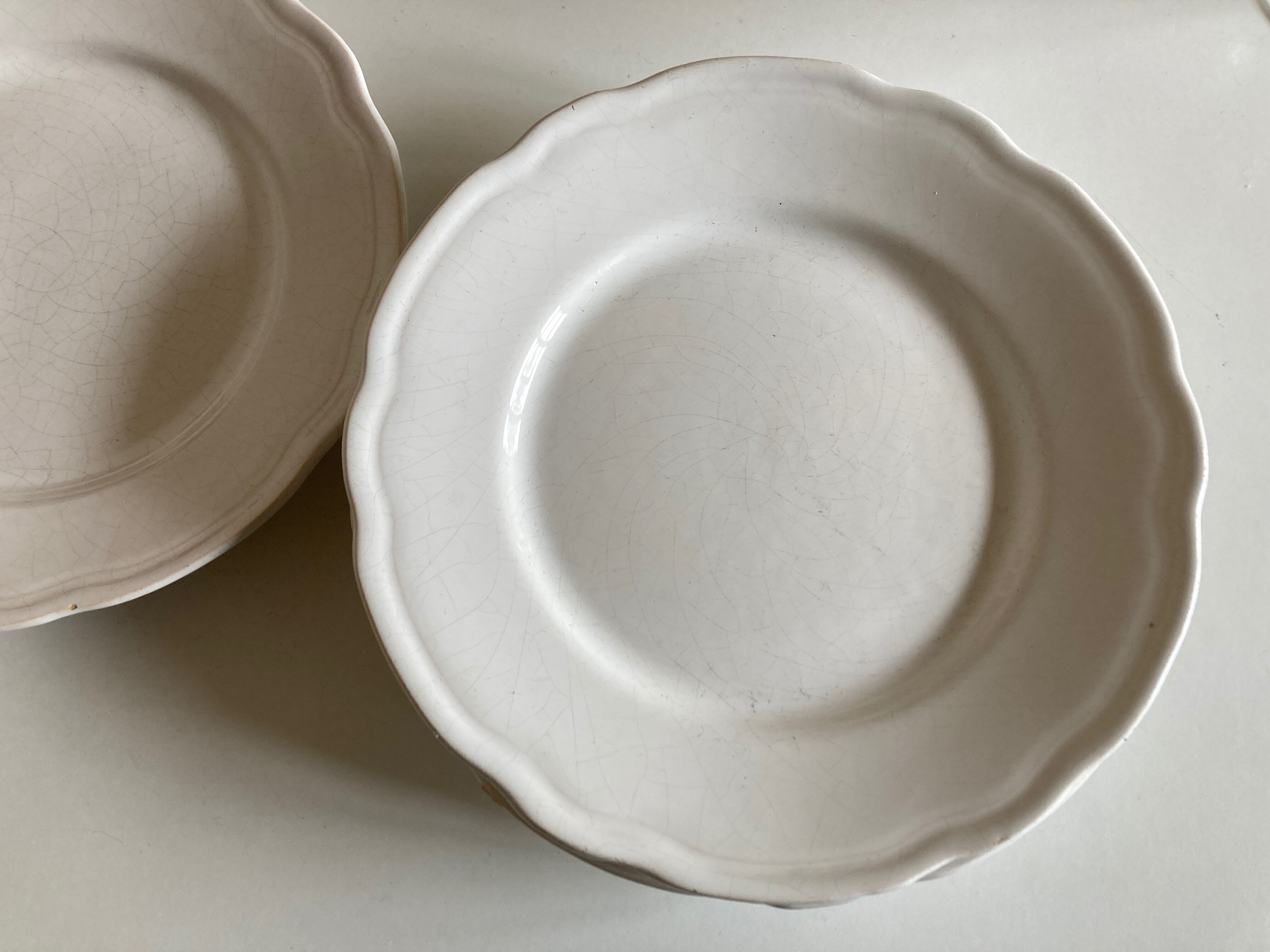 Set de 4 assiettes de Mougins en terre émaillée blanche à godrons