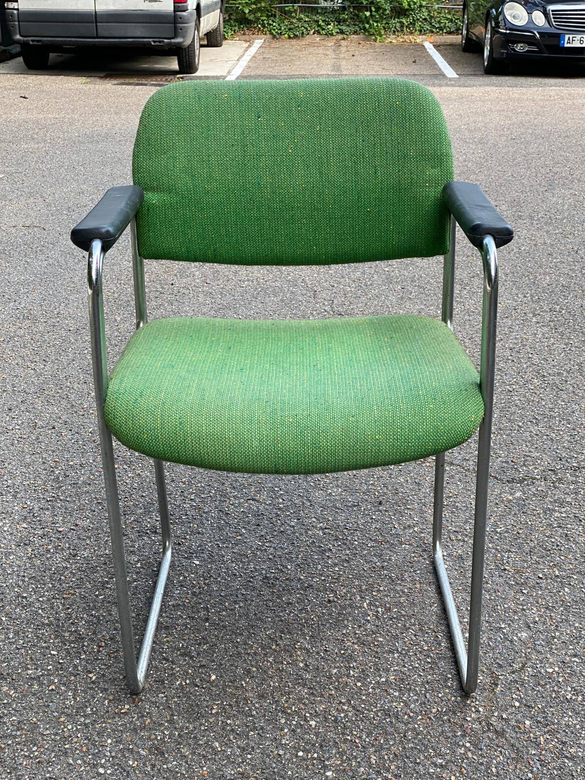 Scandinavian office chair in green fabric and curved steel