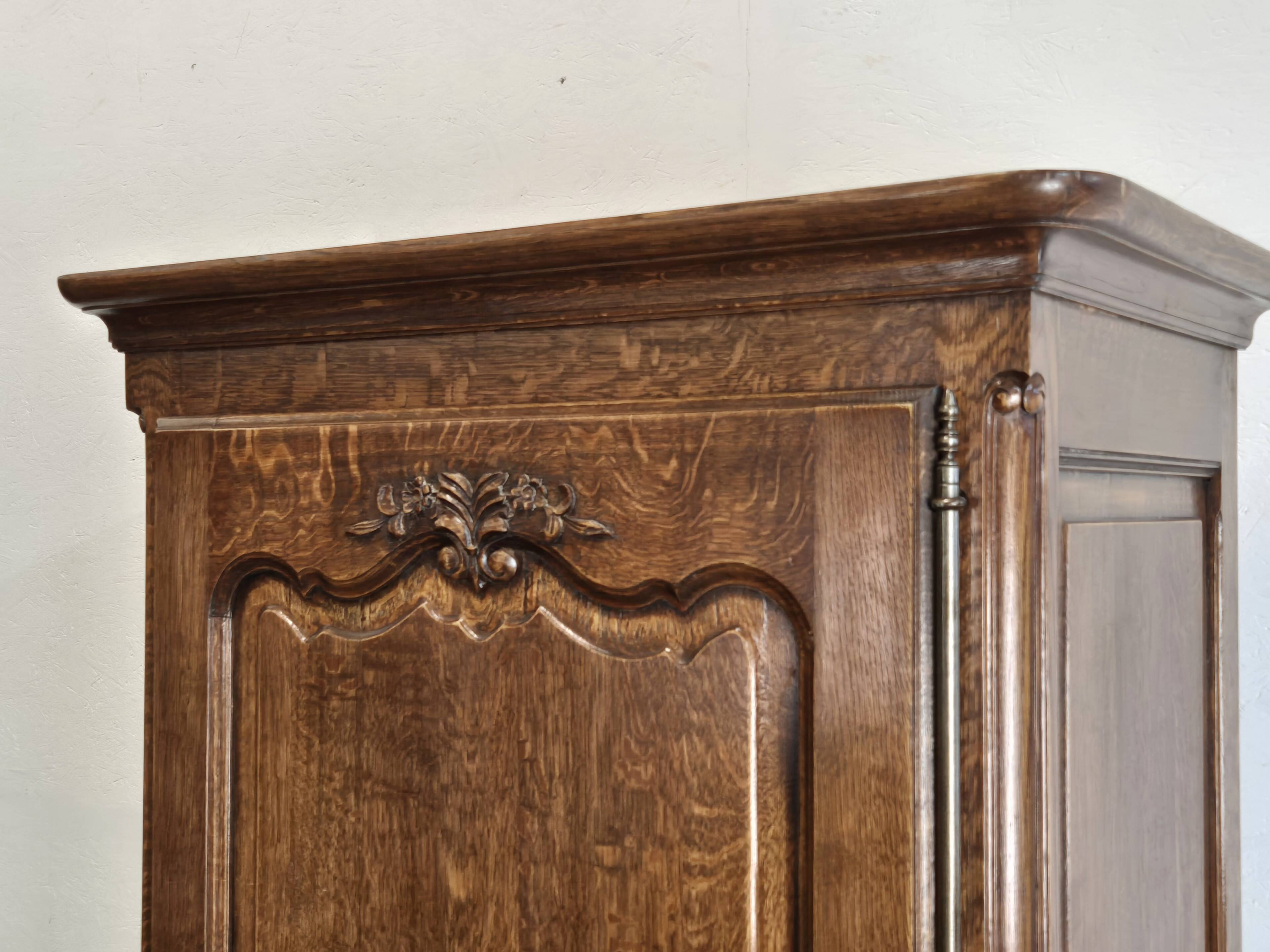 Neo-rustic oak bonnetière