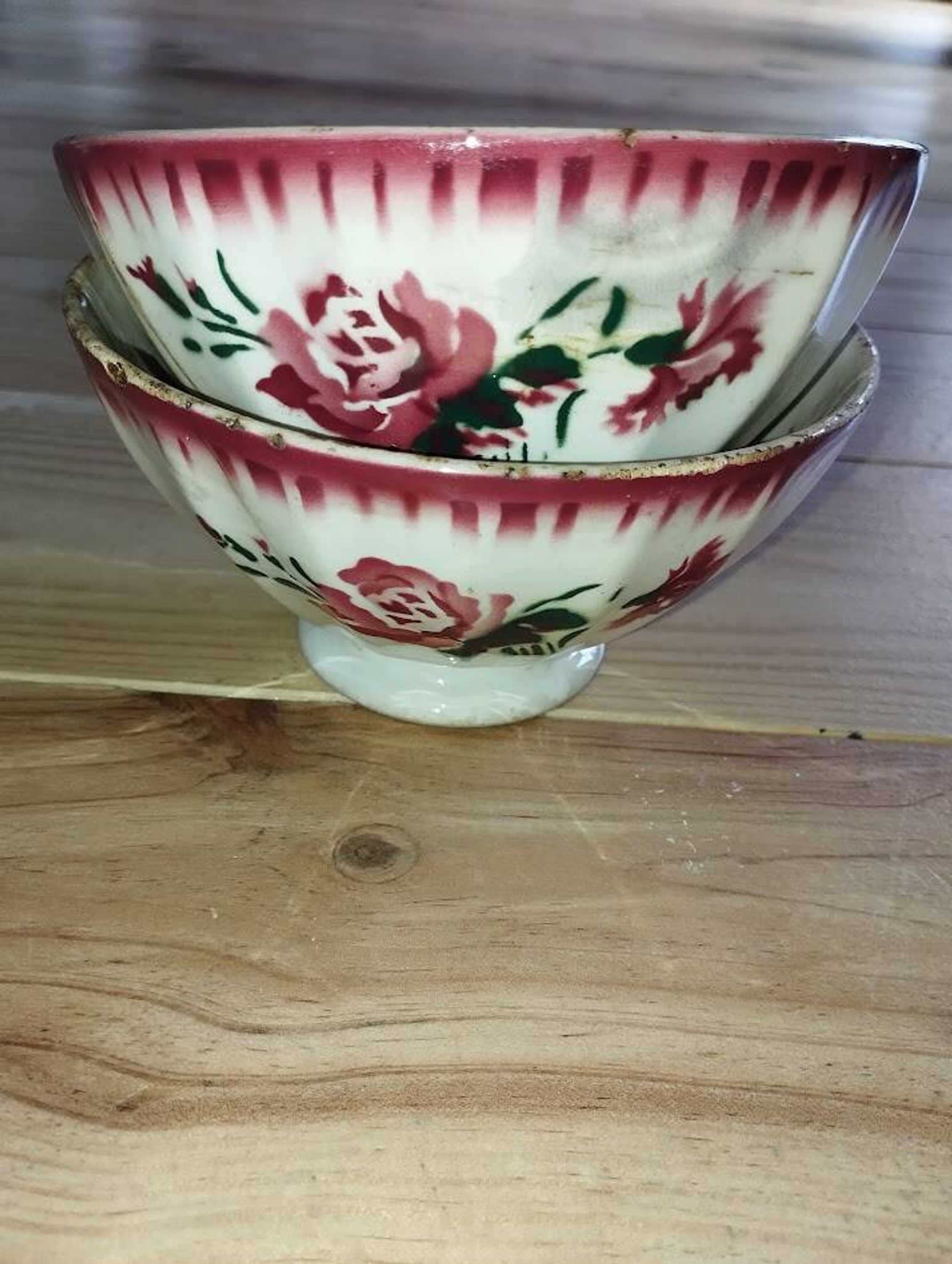 Bowls Faïencerie de Sarreguemines with rose decoration (the two red ones)