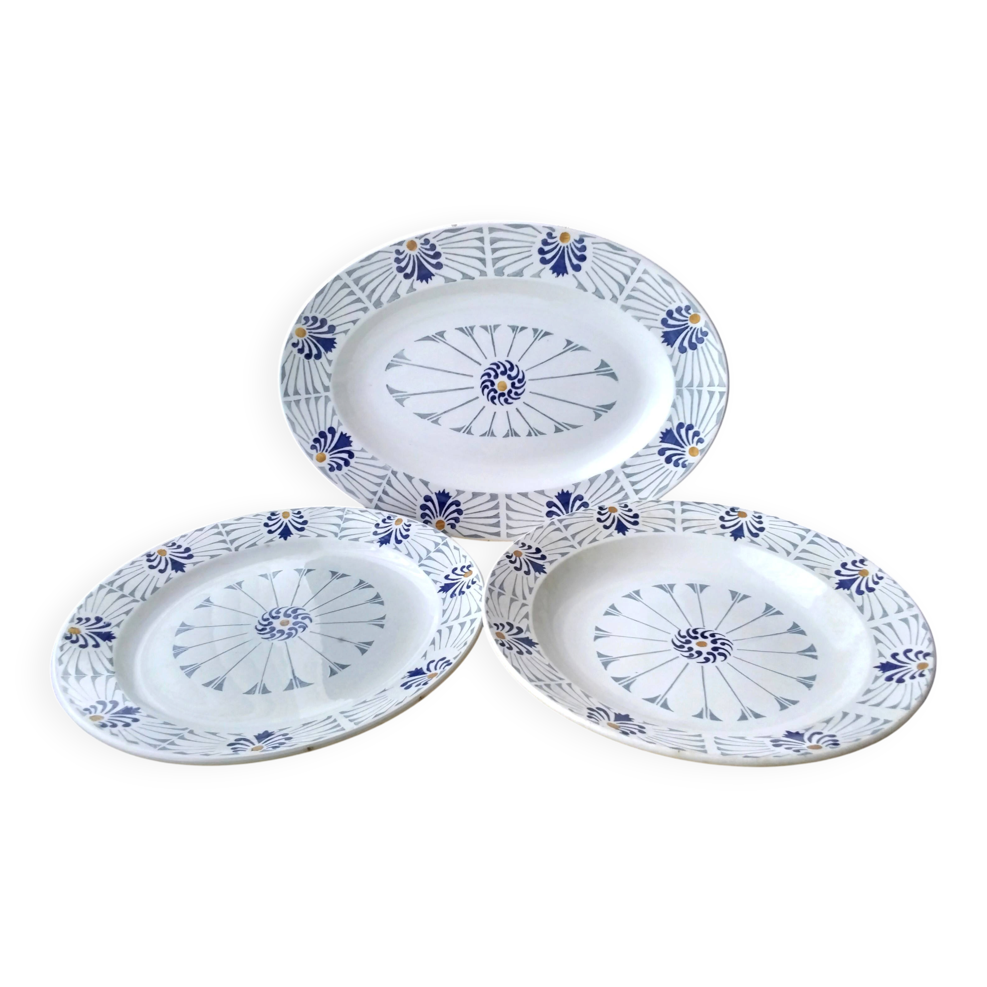 Set of 3 dishes from the Onnaing pottery.