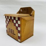 Ancienne boîte à sel en bois à décor de damier rouge et blanc