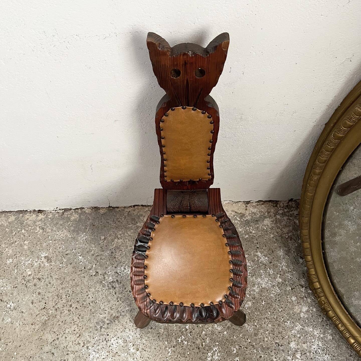 Folding tripod stool with cat back