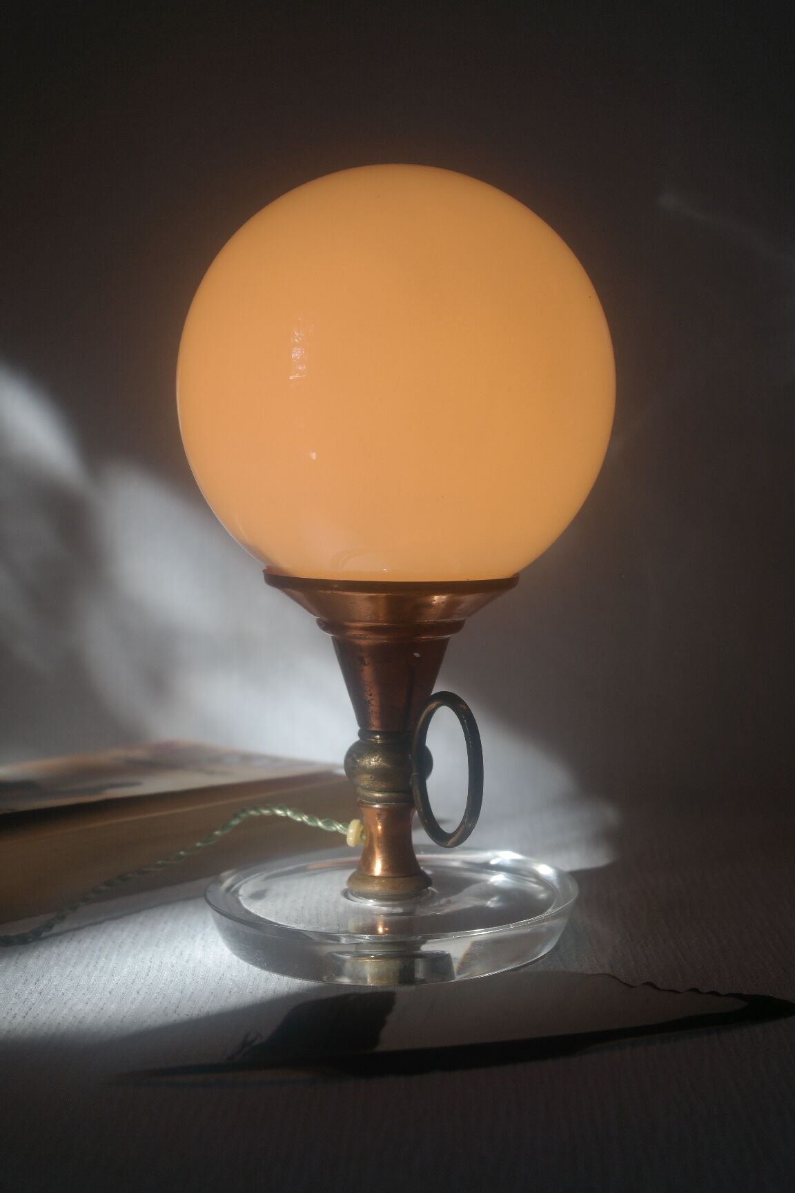 Lampe globe verre cuivre et laiton vintage