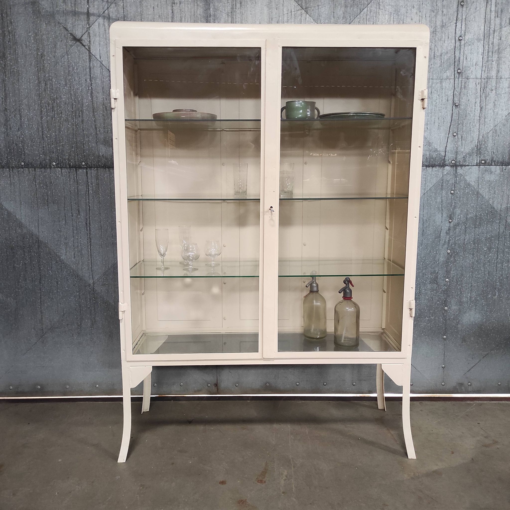 Armoire de médecin double vintage | Armoire à pharmacie blanche sur pieds élégants