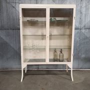 Armoire de médecin double vintage | Armoire à pharmacie blanche sur pieds élégants