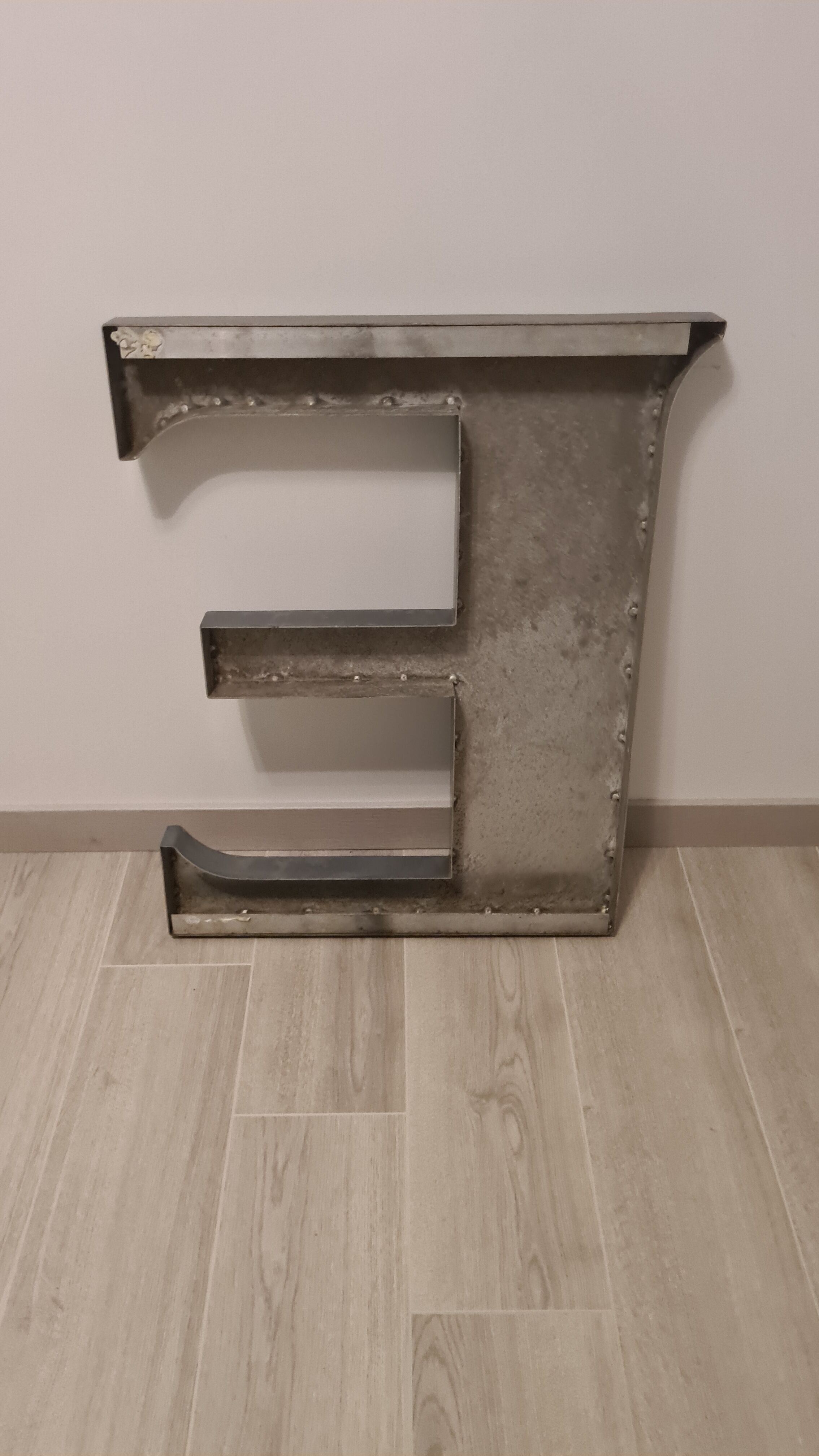 Lettre "E" vintage en zinc
