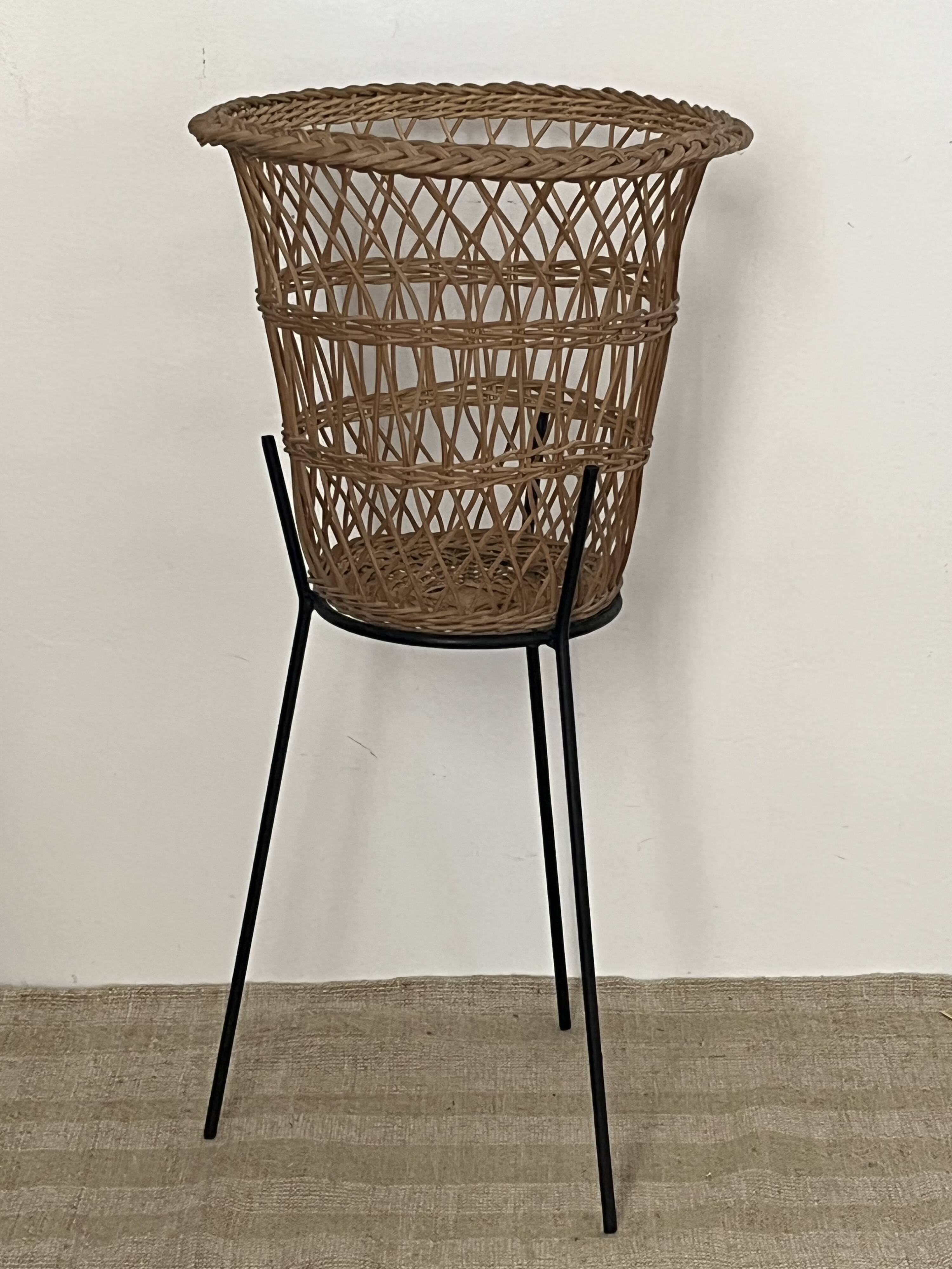 Woven wicker basket/tripod basket