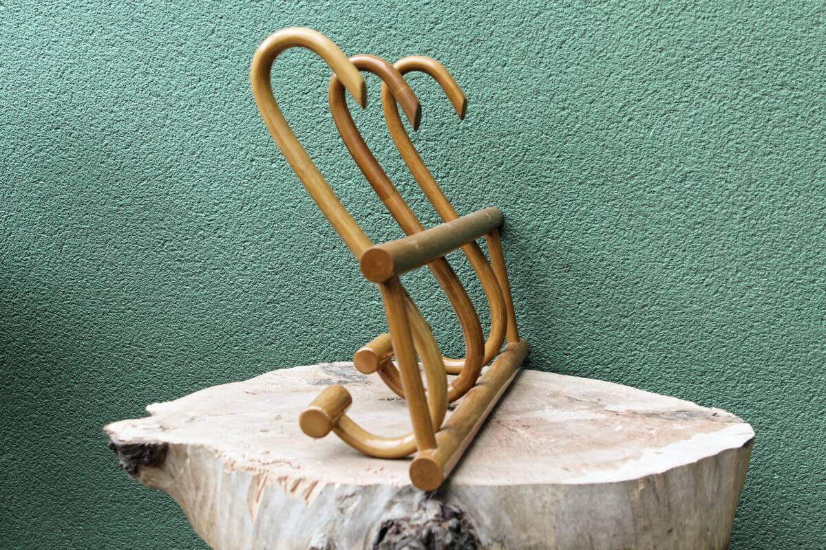 Wall-mounted coat rack in curved wood, 3 hooks