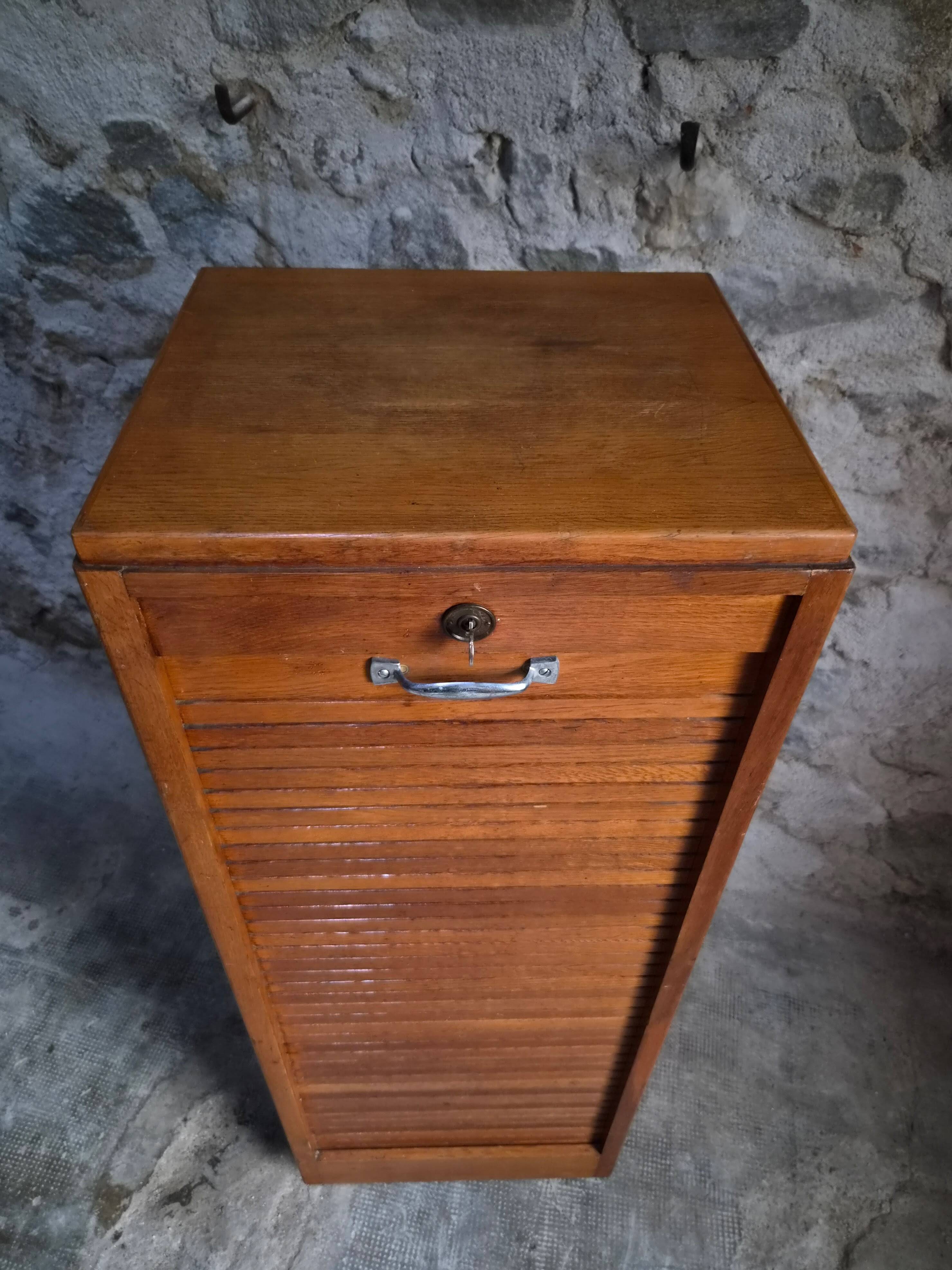 Armoire à rideau vintage en chêne | France | 1960s–1970s