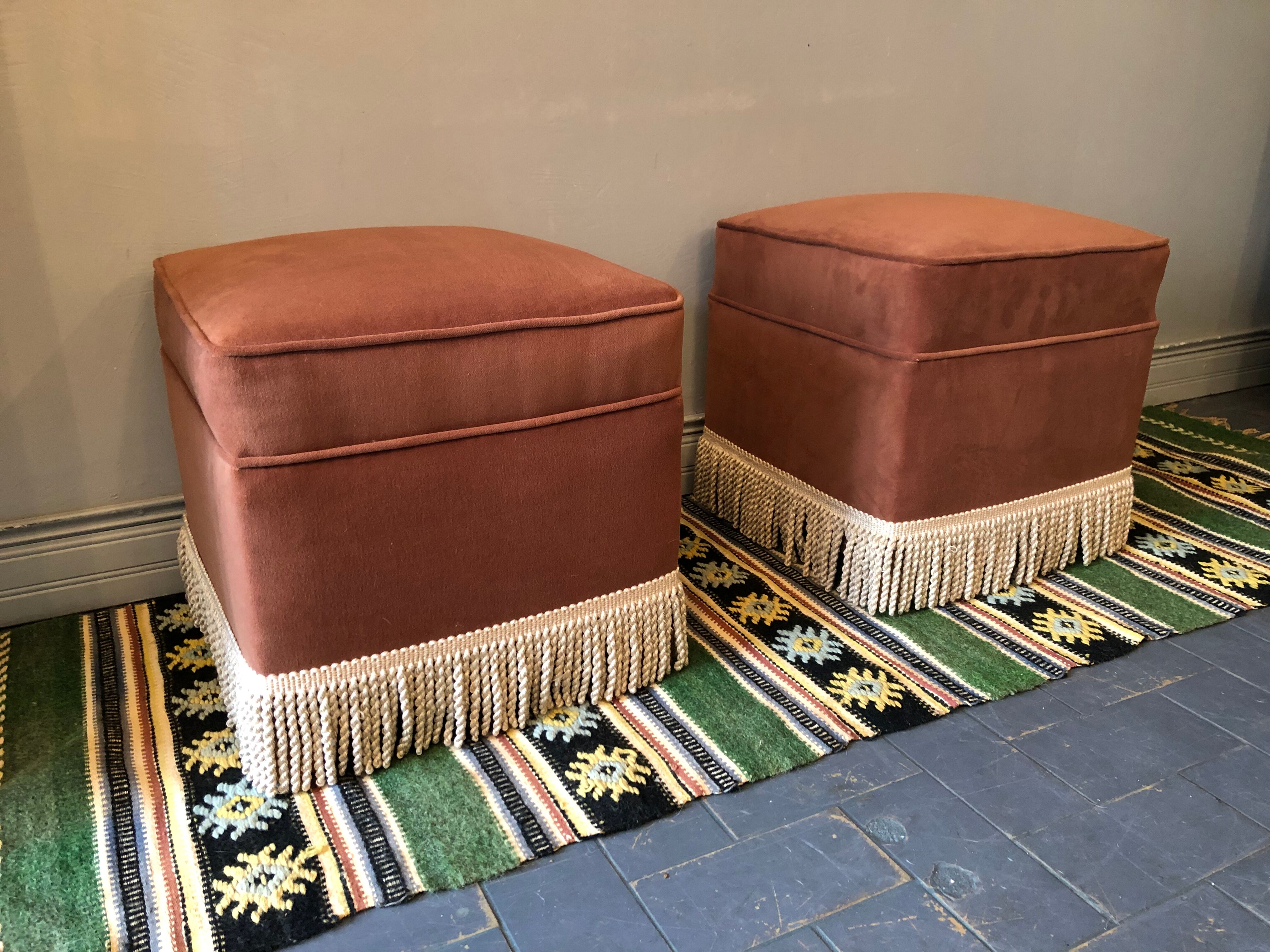 Duo of old pink poufs with fringes