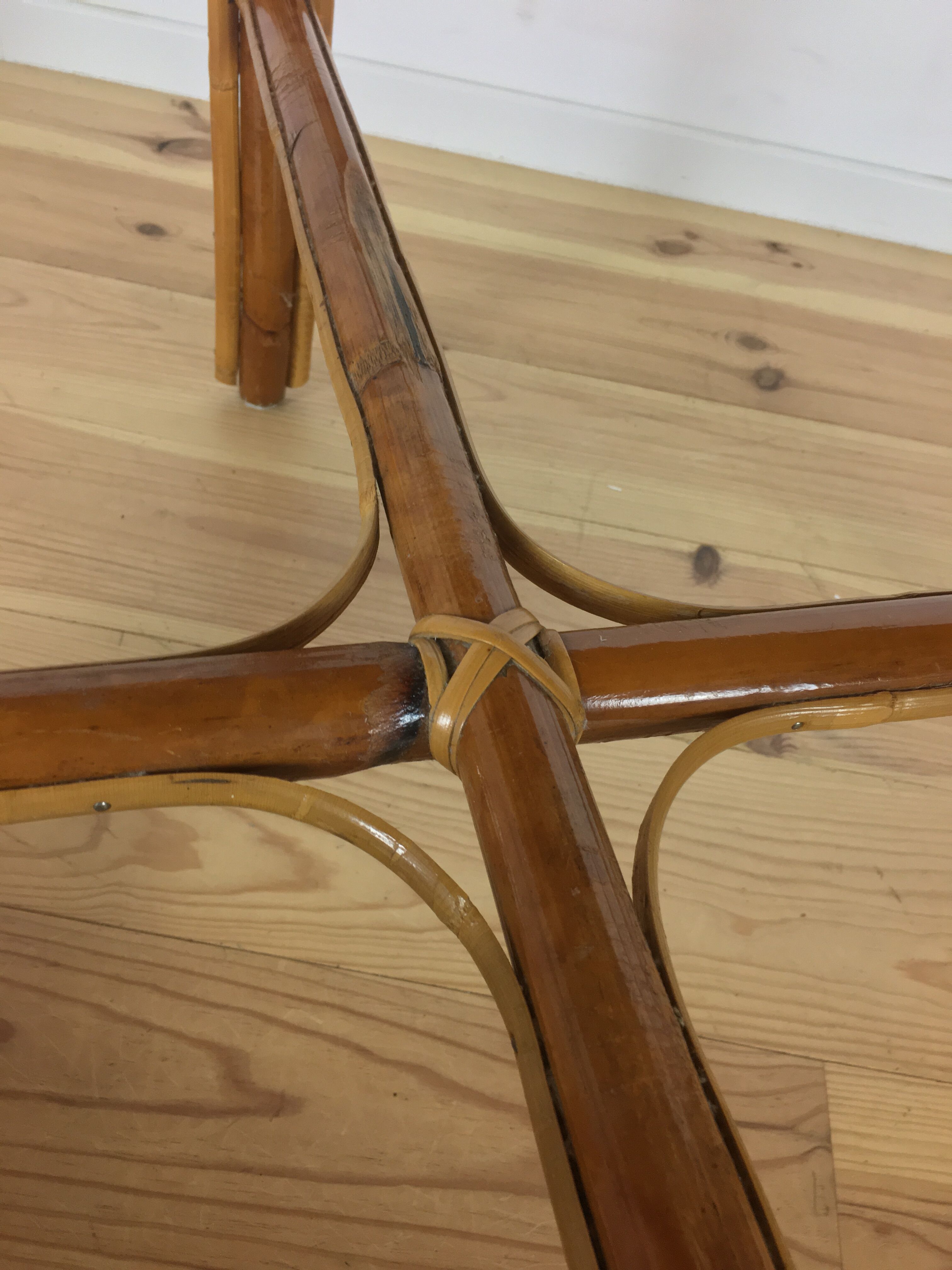 Round dining table 4 people rattan