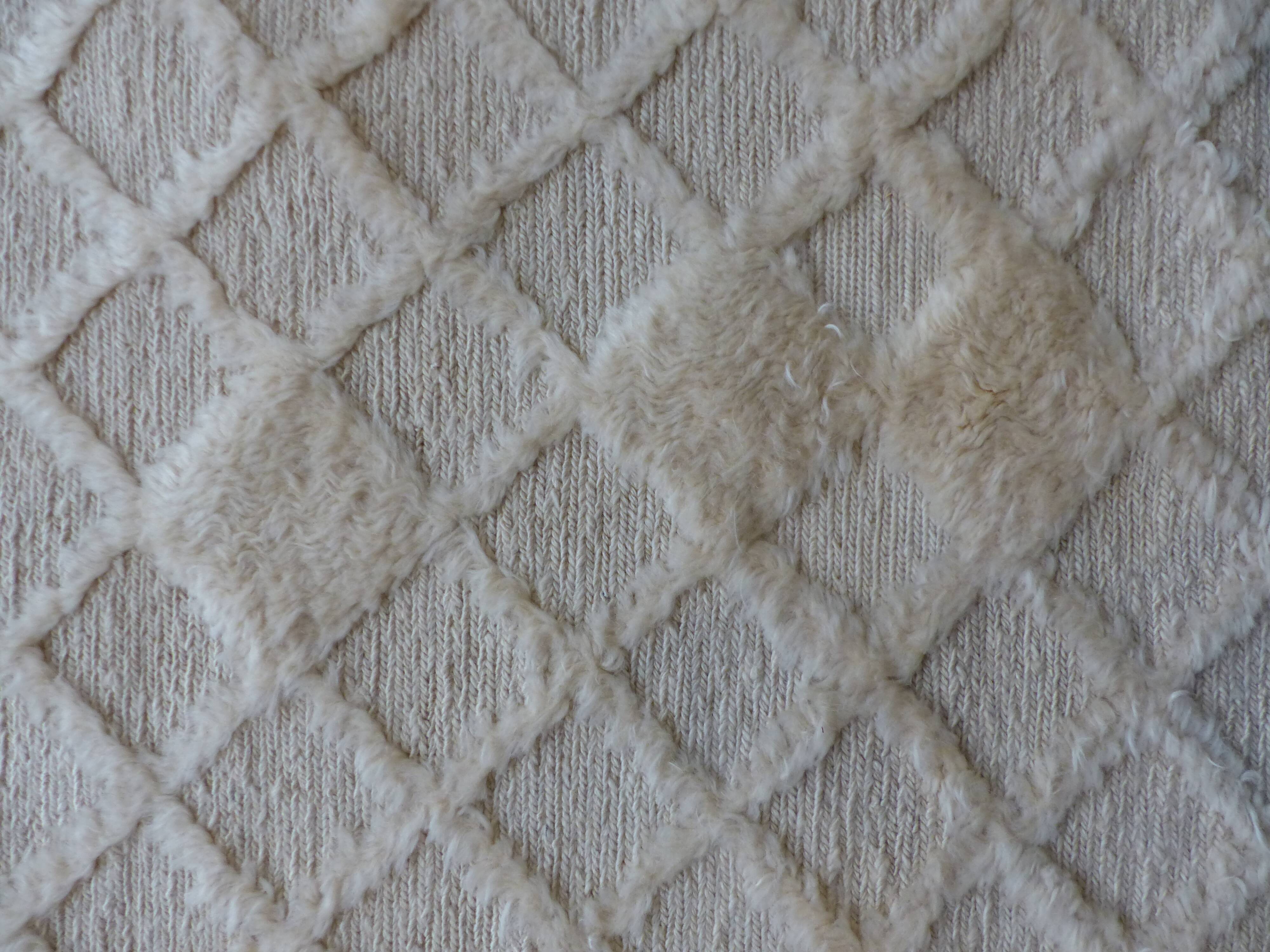 Carpet wool woven and knotted 253 x 153 cm