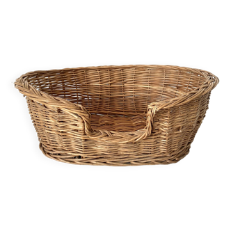 Woven wicker basket for cat or dog