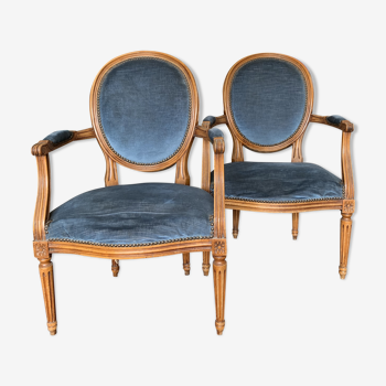 Paire de fauteuils médaillon style  Louis XVI