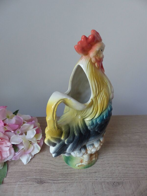 Pichet en barbotine coq vintage – couleurs douces jaune et bleu, vintage