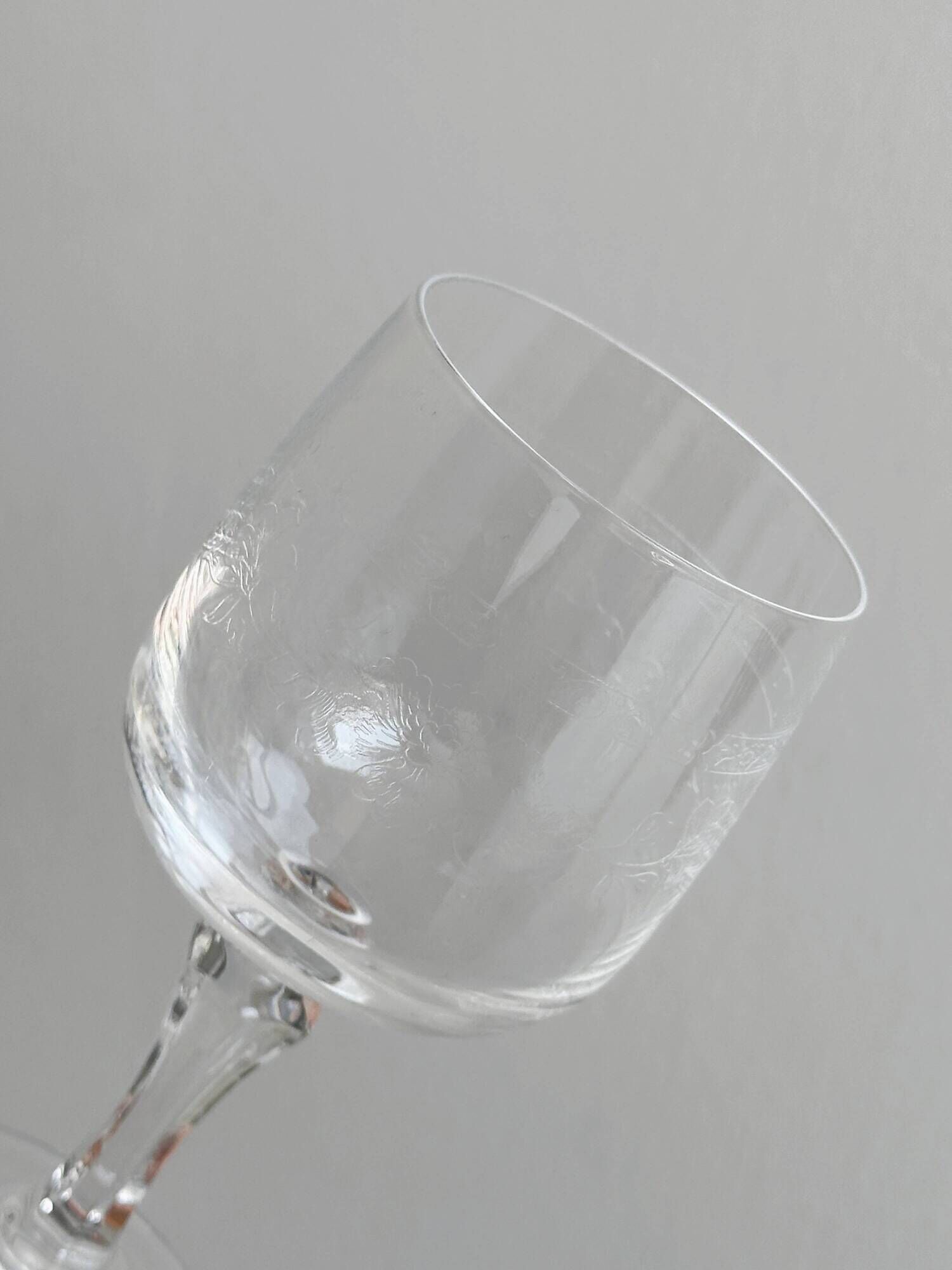 6 white wine glasses in chiseled crystal with floral motifs Matignon model.