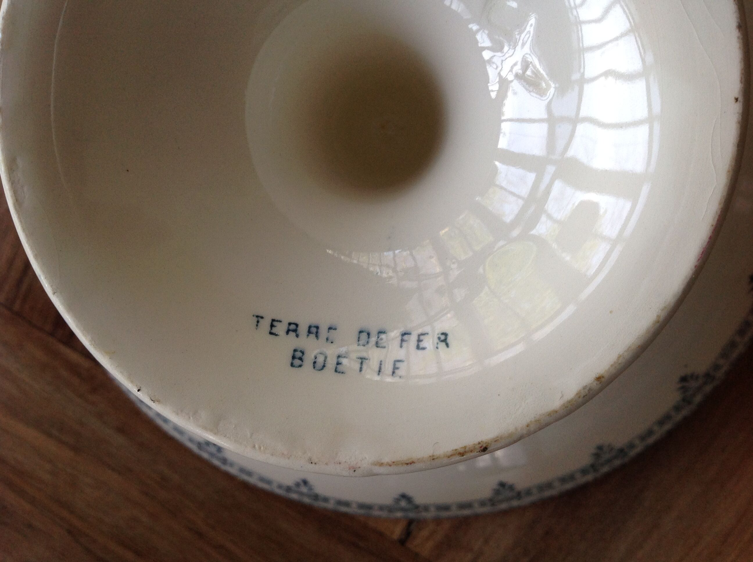 Dish on foot green iron earth diametre 22.5cm