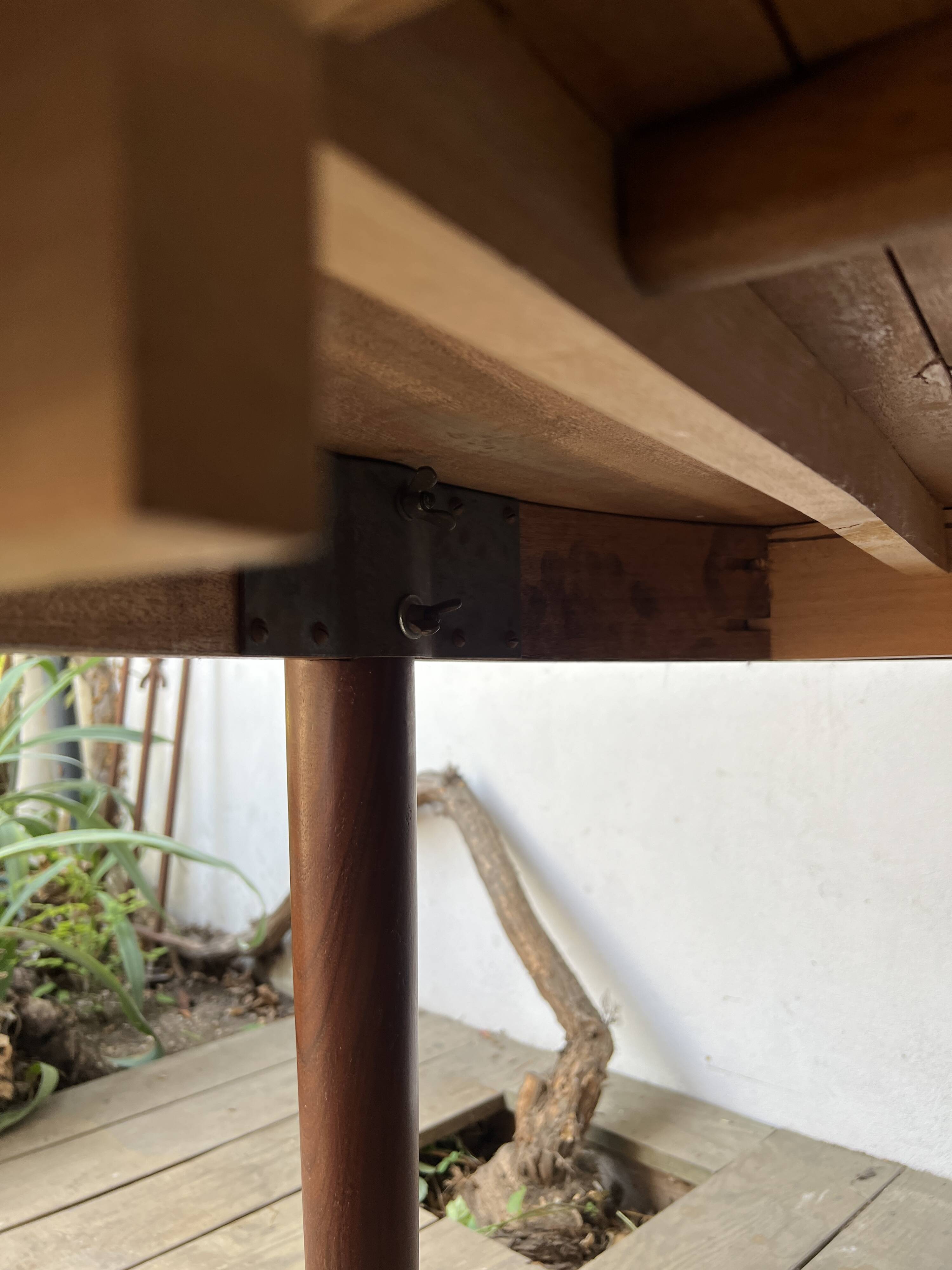 Round extendable table