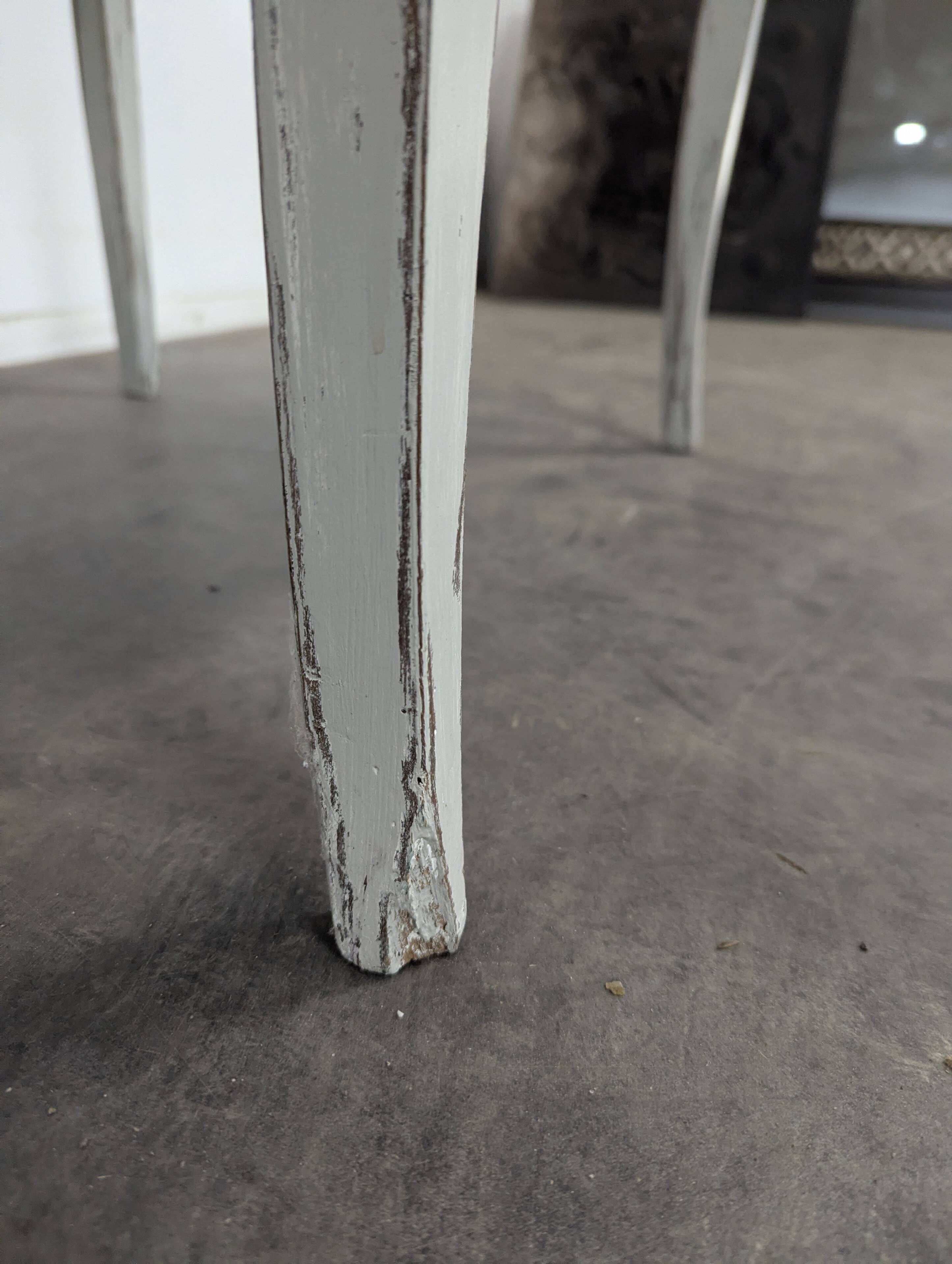 Petite table Louis XV en bois laqué gris