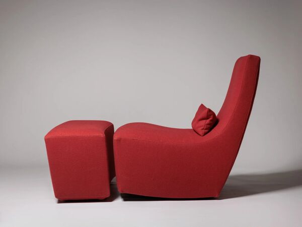 Fauteuil à bascule et repose-pieds en laine rouge par Ligne Roset, France