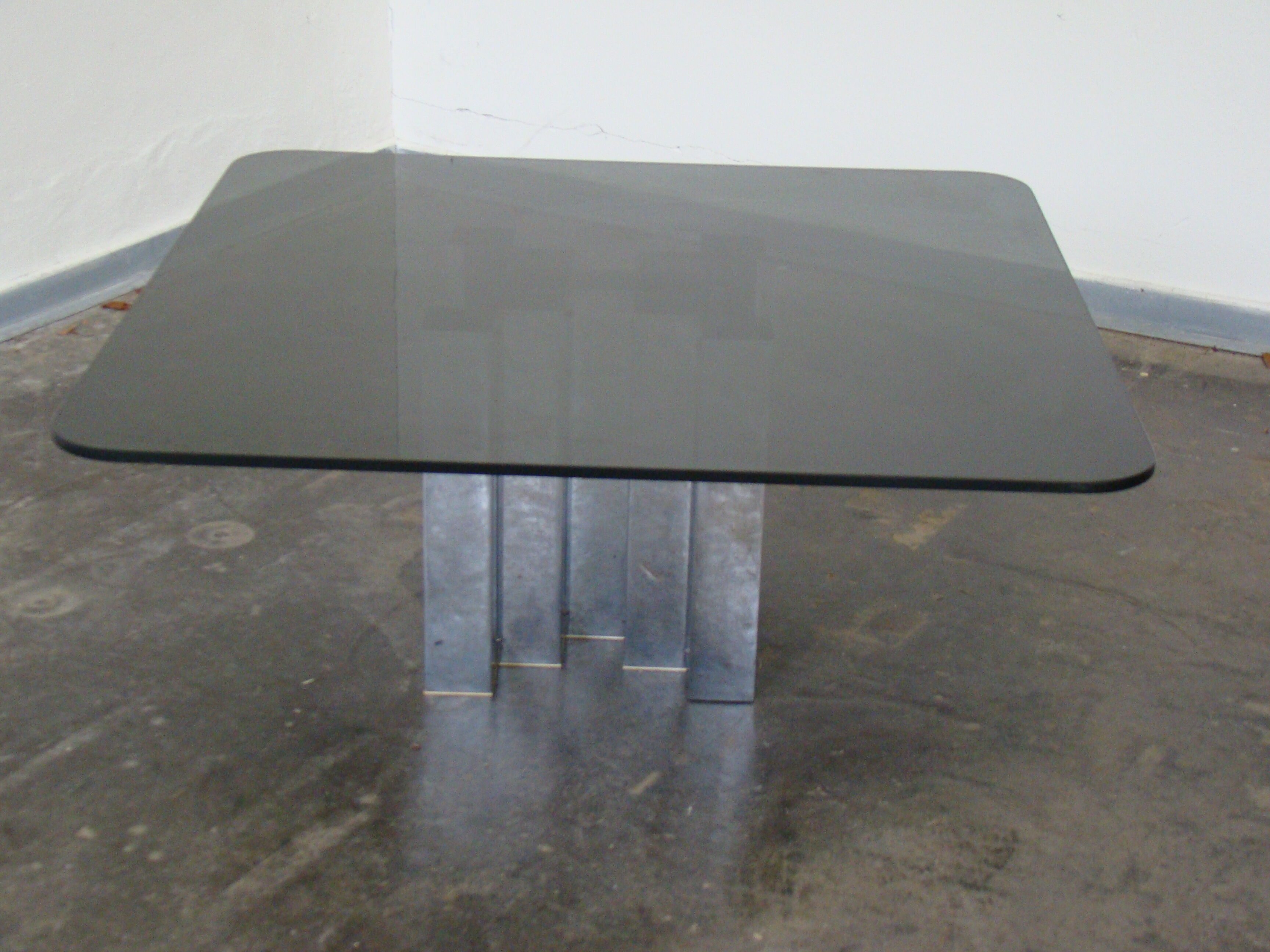 Table basse en verre fumé et chrome 1970