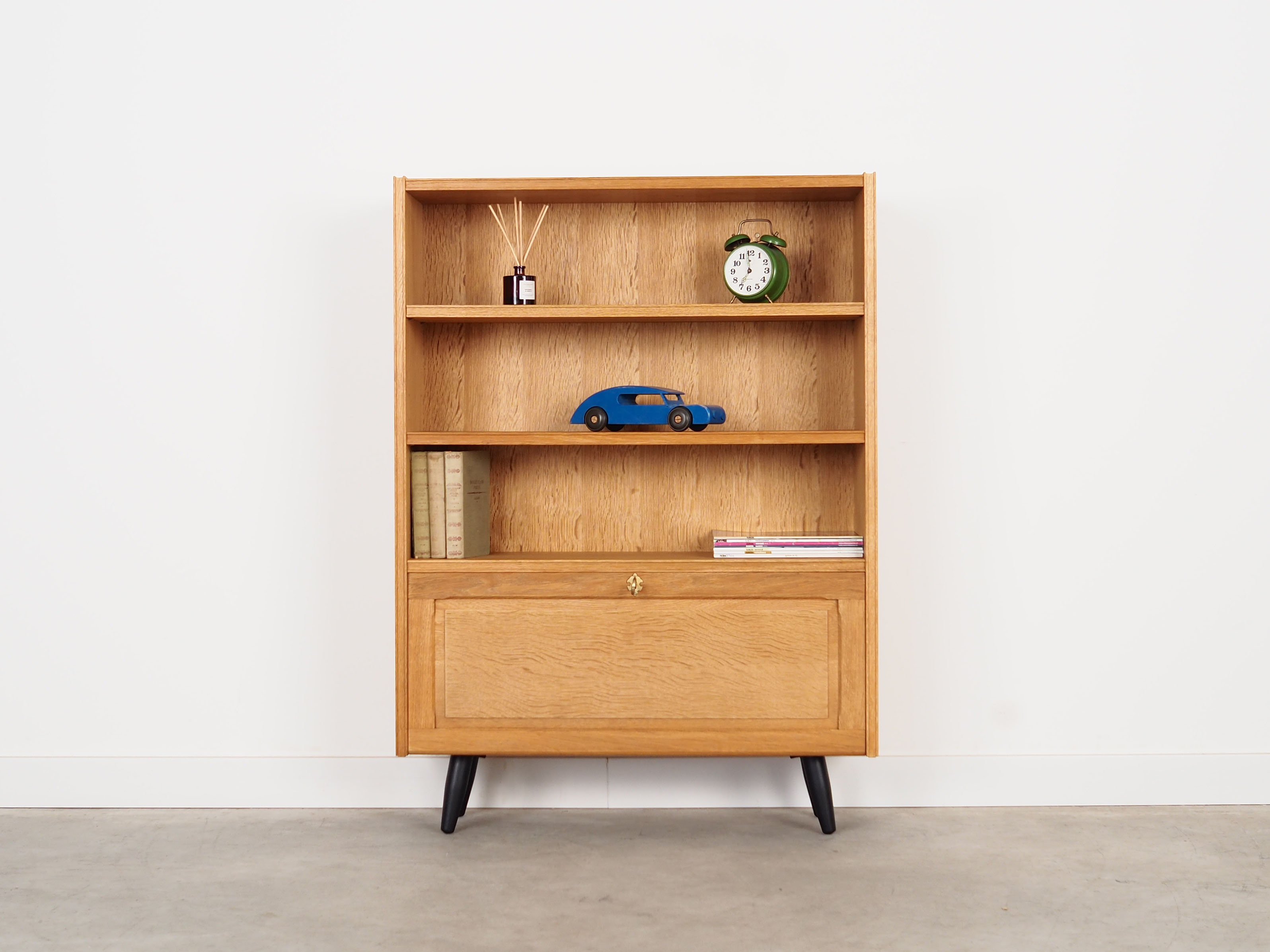 Oak bookcase, Danish design, 1970s, production: Denmark
