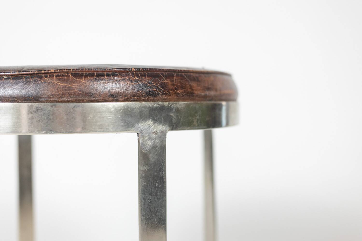 Tabouret rond de style Industriel, en métal et cuir. Années 1970